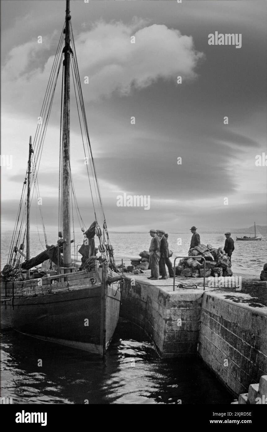 Isolani che caricano iodio dalle banchine delle Isole Aran, Contea di Galway, Irlanda. Fotografata da Ellen o'Connor (1874-1943) nel 1927. Foto Stock