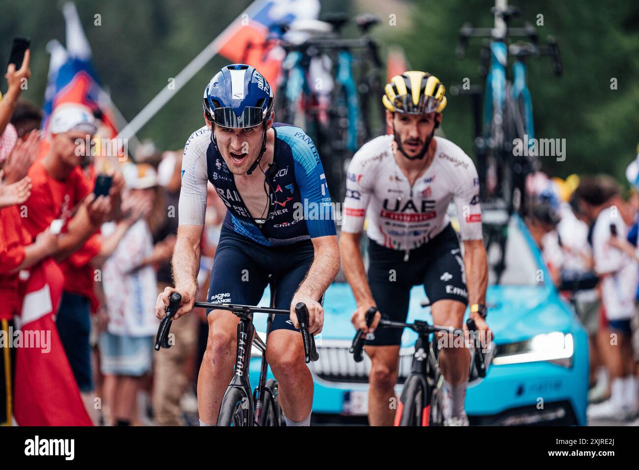 Foto di Zac Williams/SWpix.com - 19/07/2024 - Ciclismo - 2024 Tour de France - Stage 19, Embrun - Isola 2000, Francia - Derek Gee, Israel Premier Tech, Adam Yates, UAE Team Emirates. Crediti: SWpix/Alamy Live News Foto Stock