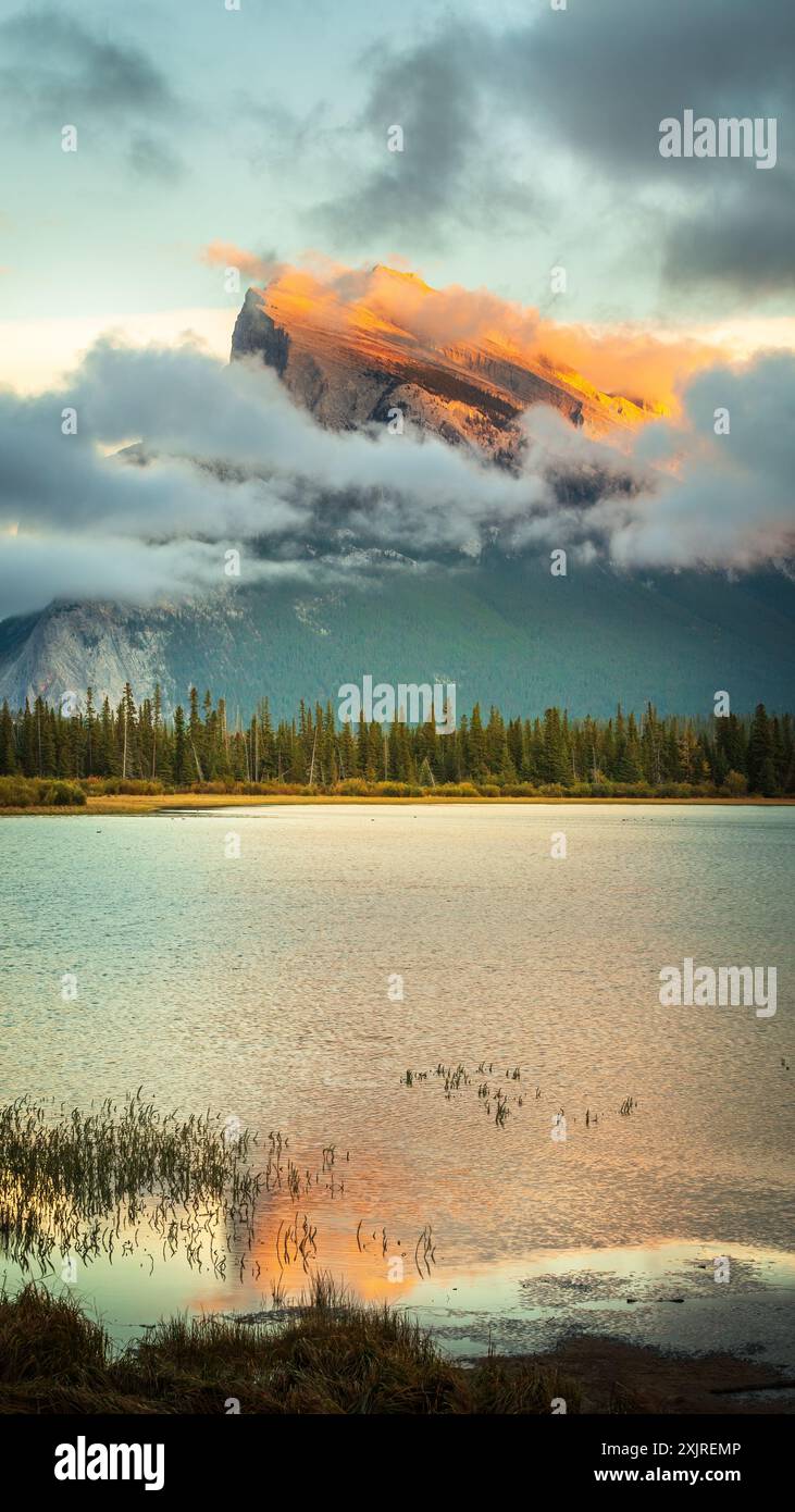 I laghi Vermilion sono una serie di laghi situati immediatamente ad ovest di Banff, Alberta, nelle Montagne Rocciose canadesi con il Monte Rundle sullo sfondo Foto Stock