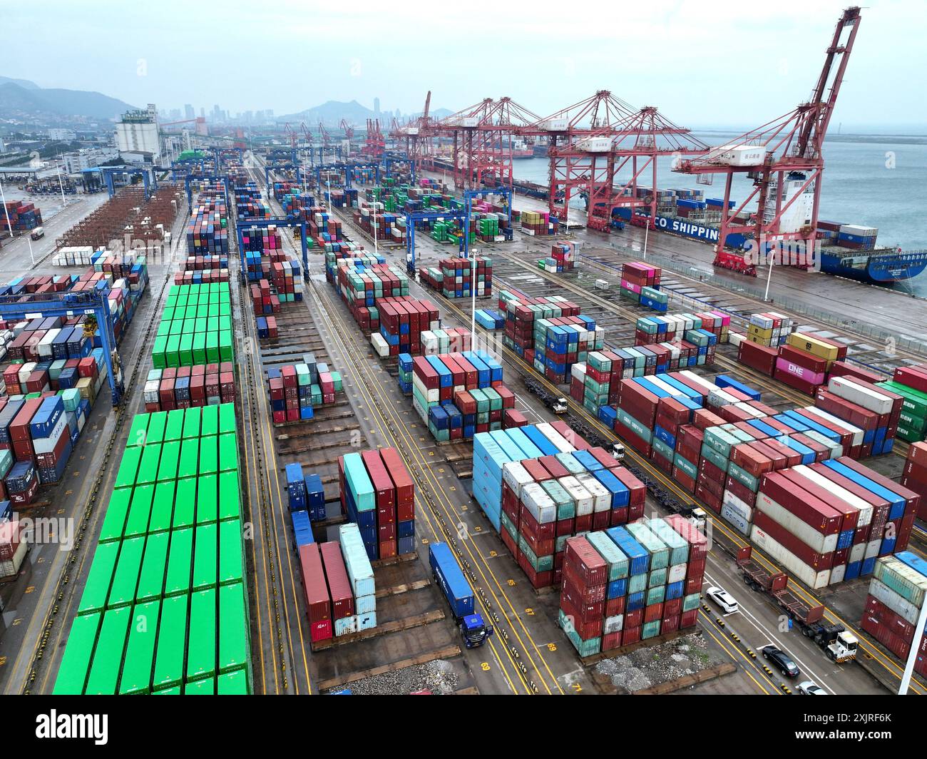 LIANYUNGANG, CINA - 20 LUGLIO 2024 - le navi cargo si fermano ai loro ormeggi per caricare e scaricare i container presso il terminal container di Lianyungang Port, EAS Foto Stock