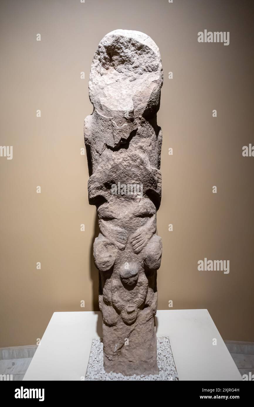 Totem neolitico da Göbekli Tepe in Turchia - Museo Urfa (Şanlıurfa); dal Layer II, 8800-8000 a.C. Foto Stock