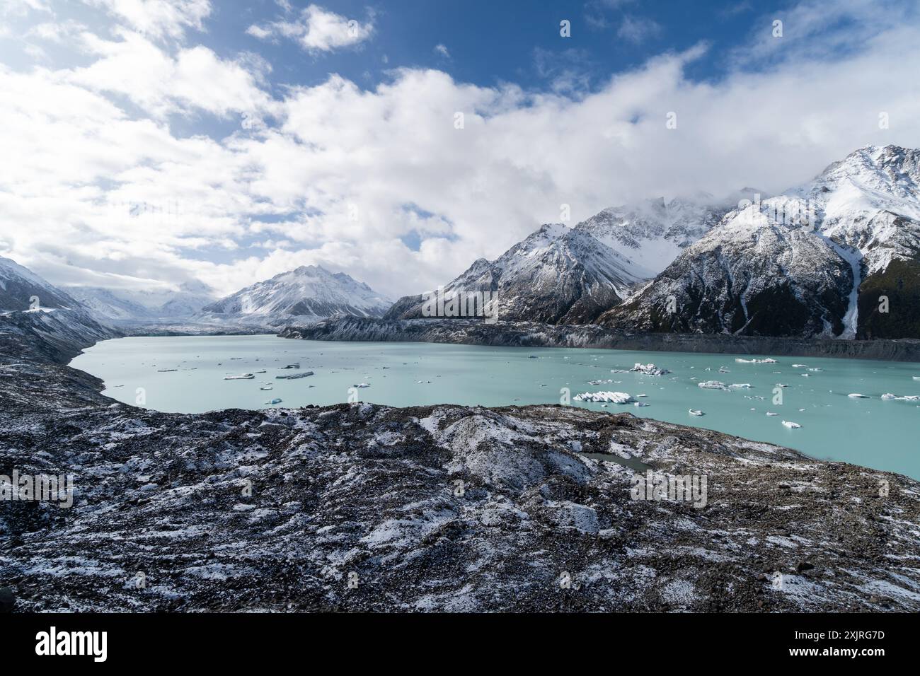 Monte Cook, nuova Zelanda: Panorama dello splendido lago Tasman e del ghiacciaio nella regione di Mt Cook, nelle alpi meridionali, nell'isola sud della nuova Zelanda a Winte Foto Stock