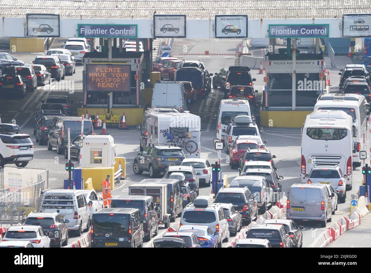 Traffico al porto di dover nel Kent, mentre inizia il periodo estivo. Data foto: Sabato 20 luglio 2024. Foto Stock