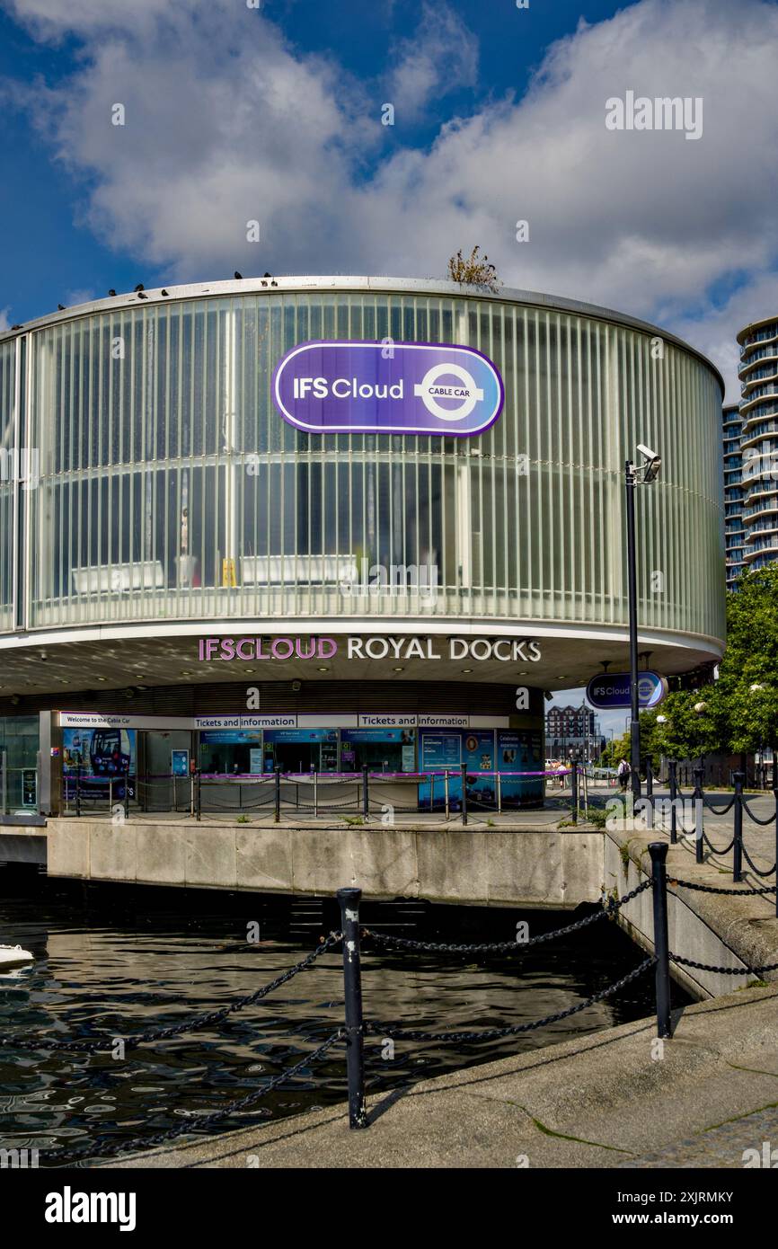 IFS Cloud Cable Car Northern Terminal, Royal Victoria Dock, Borough of Newham, Londra, Inghilterra, REGNO UNITO Foto Stock