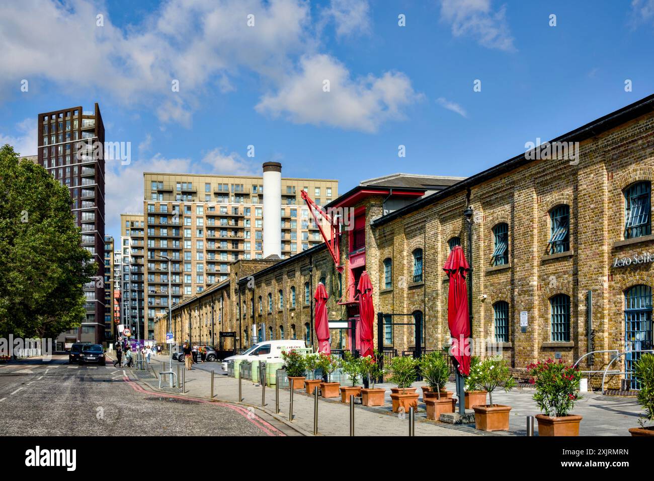 Magazzini restaurati ed edifici moderni all'interno del Royal Victoria Dock, Borough of Newham, Londra, Inghilterra, Regno Unito Foto Stock