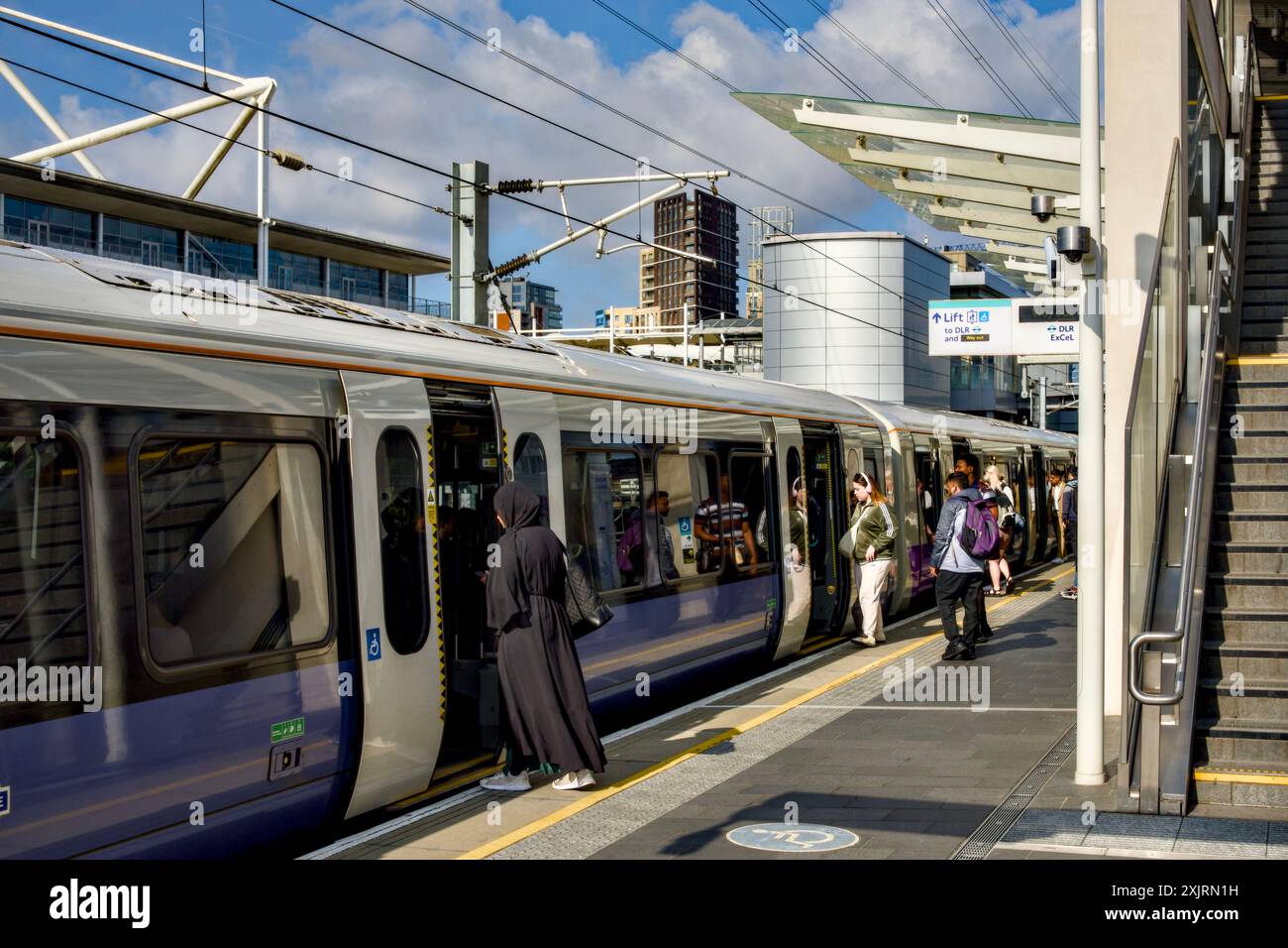 Custom House Station, Royal Victoria Dock, Borough of Newham, Londra, Inghilterra, REGNO UNITO Foto Stock