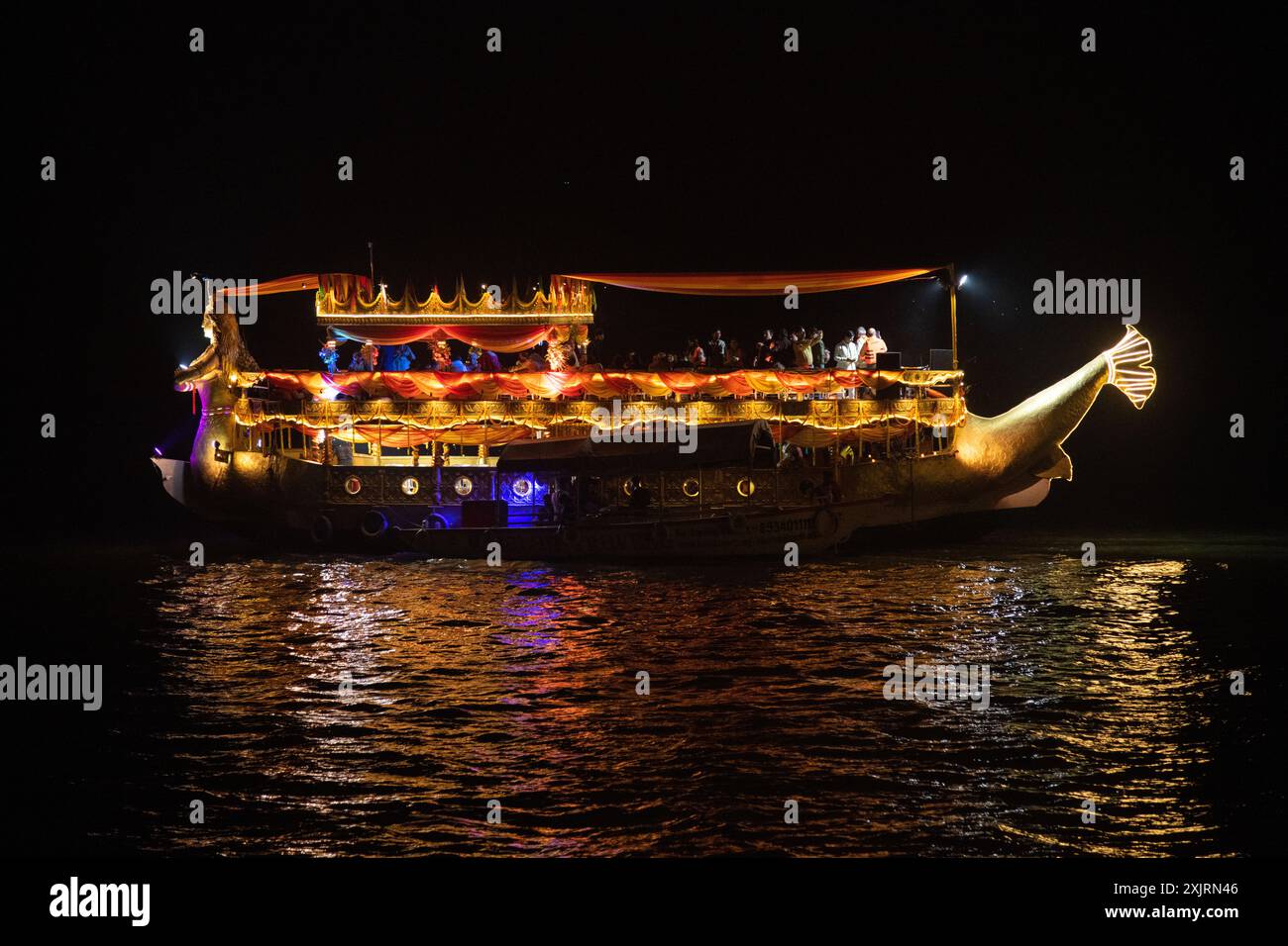 Barca JAL pari decorata con luci durante lo sviluppo Diwali a Varanasi Foto Stock