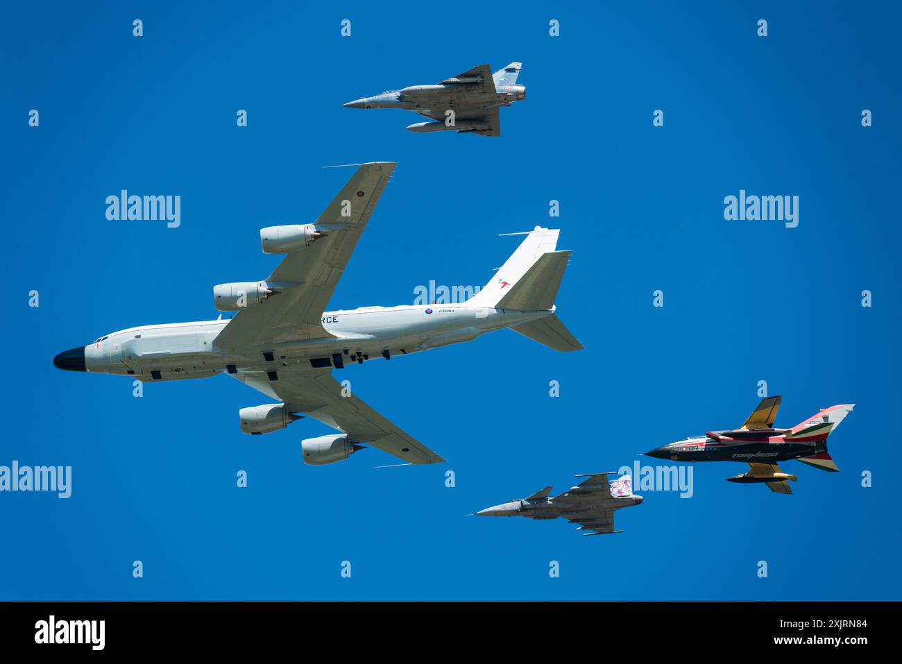 Un flypast che celebra i 75 anni della NATO durante l'esposizione aerea RIAT alla RAF Fairford, 2024. Foto Stock