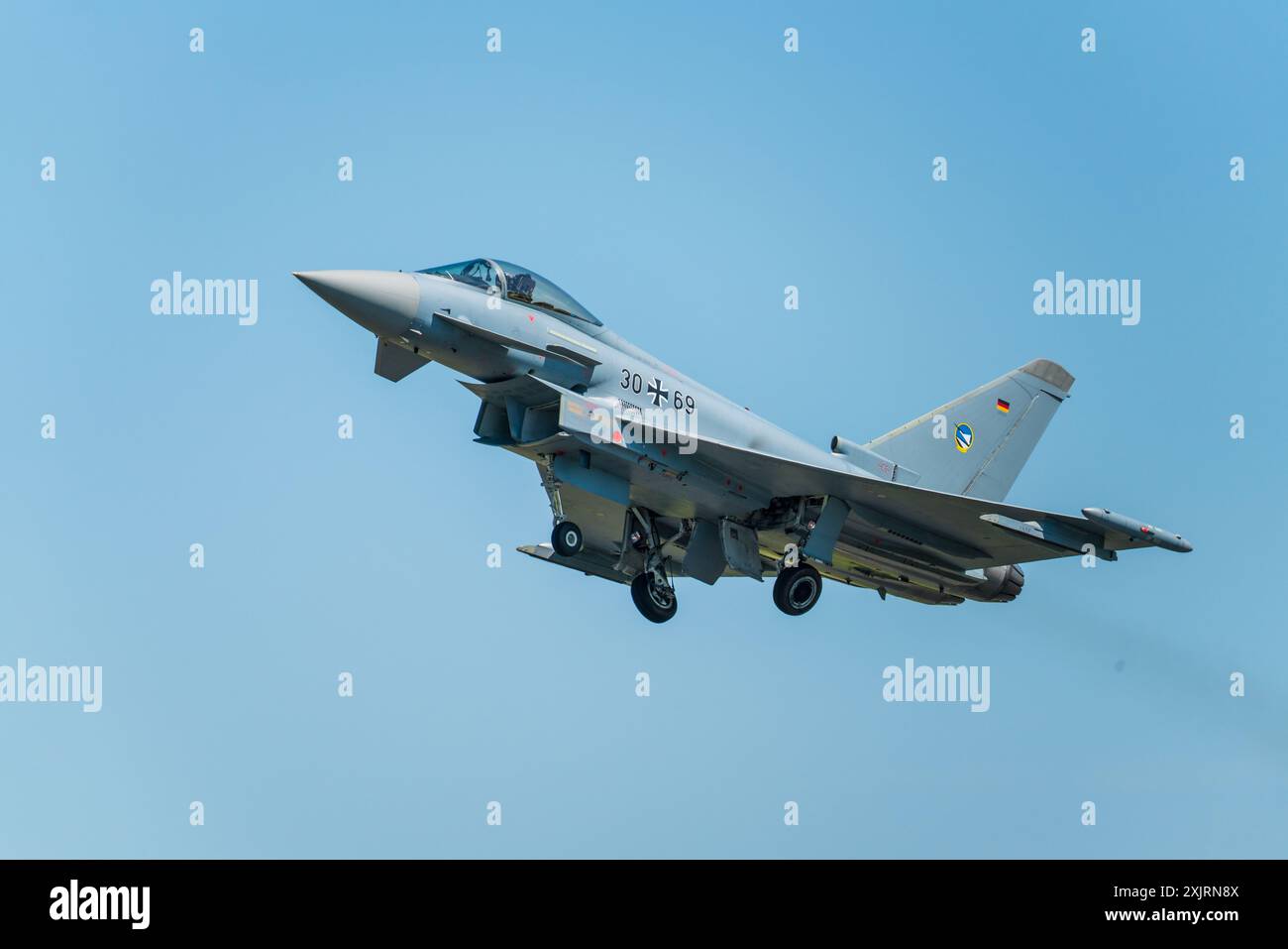 Un Eurofighter EF2000 dell'aeronautica tedesca decollò ad una fiera aerea a RAF Fairford Foto Stock