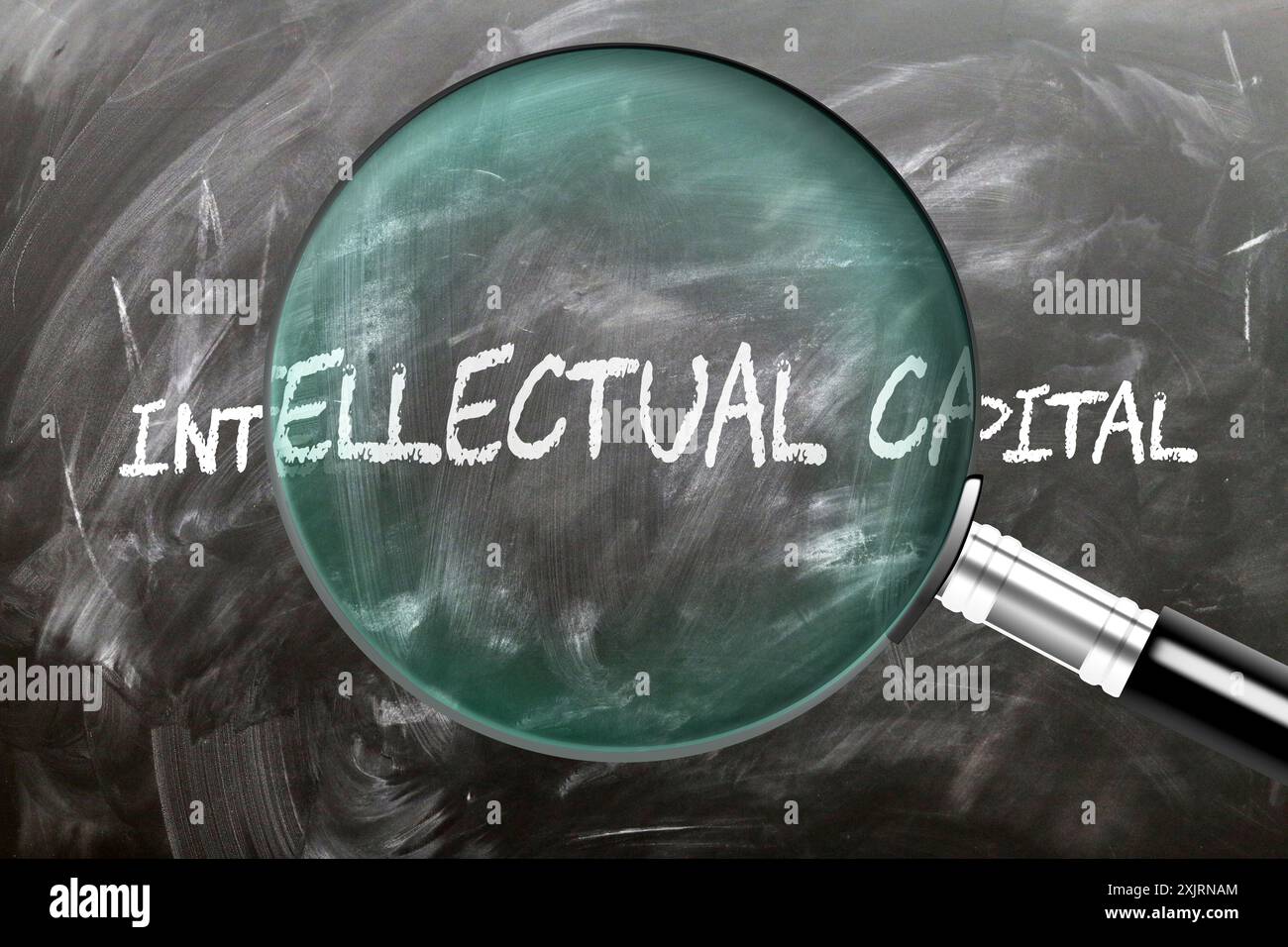 Capitale intellettuale - imparate, studiate e ispezionate. Un'occhiata più da vicino al capitale intellettuale. Una lente d'ingrandimento che ingrandisce la parola "intellettuale capi Foto Stock