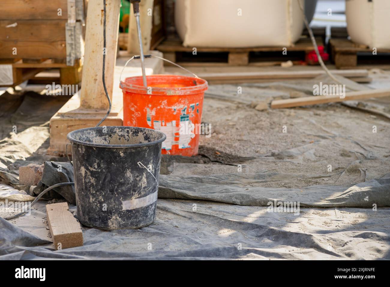 Materiali e attrezzature da costruzione presso il sito di riparazione stradale. Foto Stock