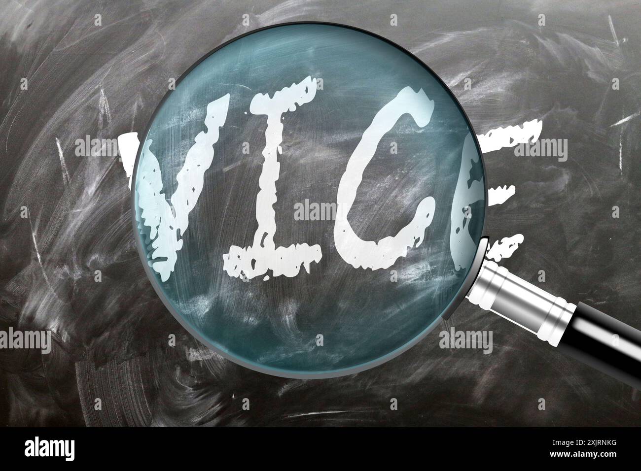 Vice - imparate, studiate e ispezionate. Un'occhiata più da vicino al vizio. Una lente d'ingrandimento che ingrandisce la parola "morsa" scritta su una lavagna Foto Stock