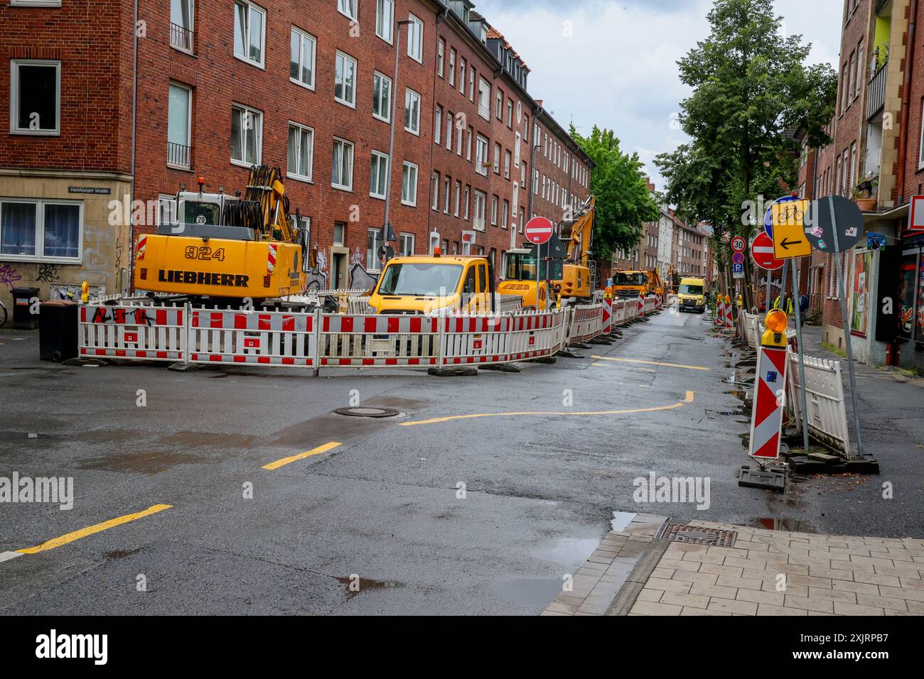 Baustelle der Stadtwerke Münster, Stadtnetze Münster. Die Stadtnetze erneuern Wärmeleitungen in der Bremer Straße. Münster, Nordrhein-Westfalen, DEU, Deutschland, 02.07.2024 *** il cantiere di Stadtwerke Münster, Stadtnetze Münster Stadtnetze rinnova i tubi di riscaldamento a Bremer Straße Münster, Renania settentrionale-Vestfalia, DEU, Germania, 02 07 2024 Foto Stock