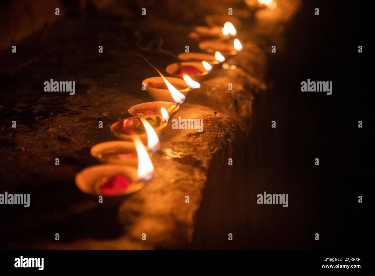 Dev Diwali, festeggiato 15 giorni dopo Diwali, illumina i ghat di Varanasi con migliaia di diya, creando un'incredibile luce sul Gange. Foto Stock