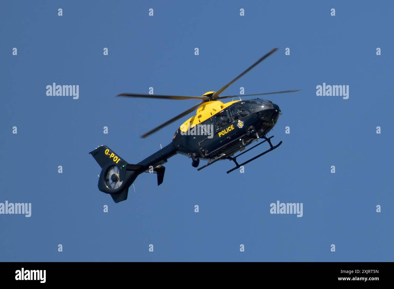 Milton Keynes, Regno Unito - 21 giugno 2024: Elicottero della polizia di Thames Valley che sorvola Milton Keynes. Foto Stock