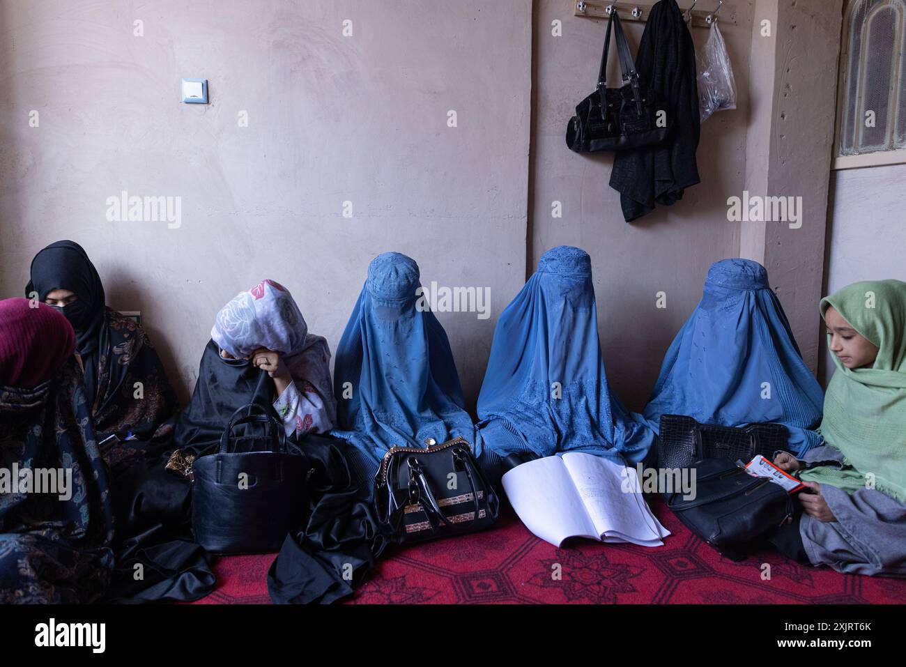 Un gruppo di donne che hanno segretamente continuato la loro istruzione, queste ragazze afghane stanno lottando con grandi problemi. Foto Stock