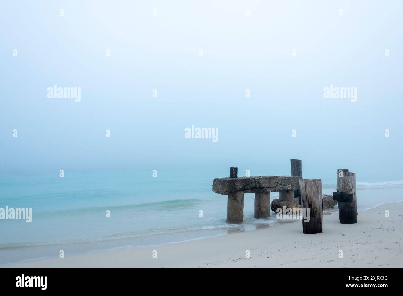 Resti del molo di Jurien Bay in una nebbia insolita e persistente. Foto Stock