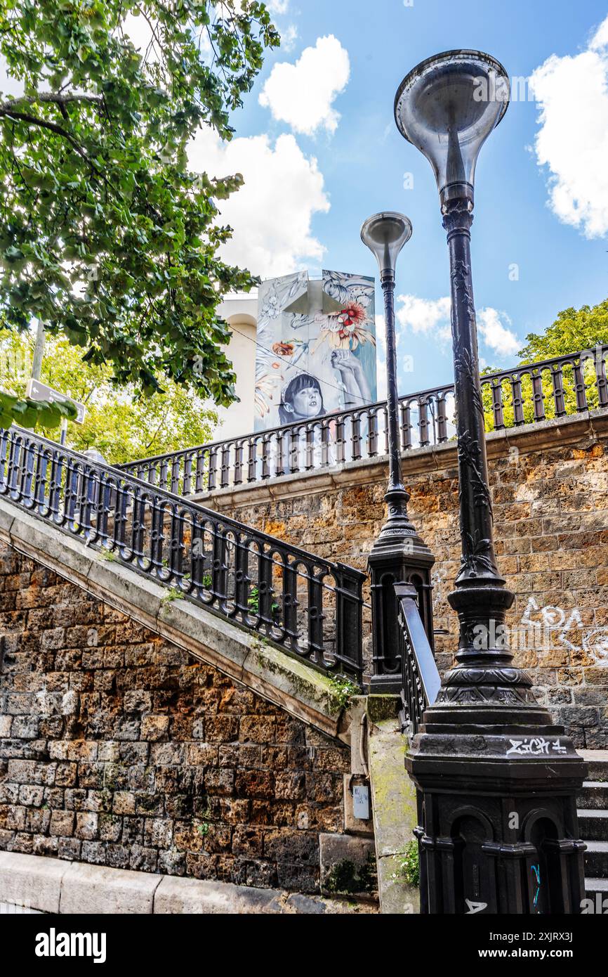 Scala di Avenue Rachel, vicino all'entrata del cimitero di Montmartre, con tipico lampione parigino e Street art, Montmartre , Parigi, Francia Foto Stock