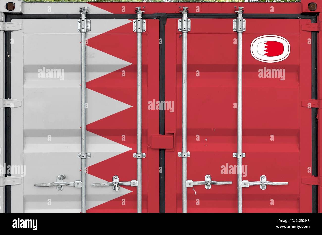 Bandiera del Bahrein raffigurata sulle porte metalliche del container di trasporto merci all'aperto nell'area del porto da vicino Foto Stock