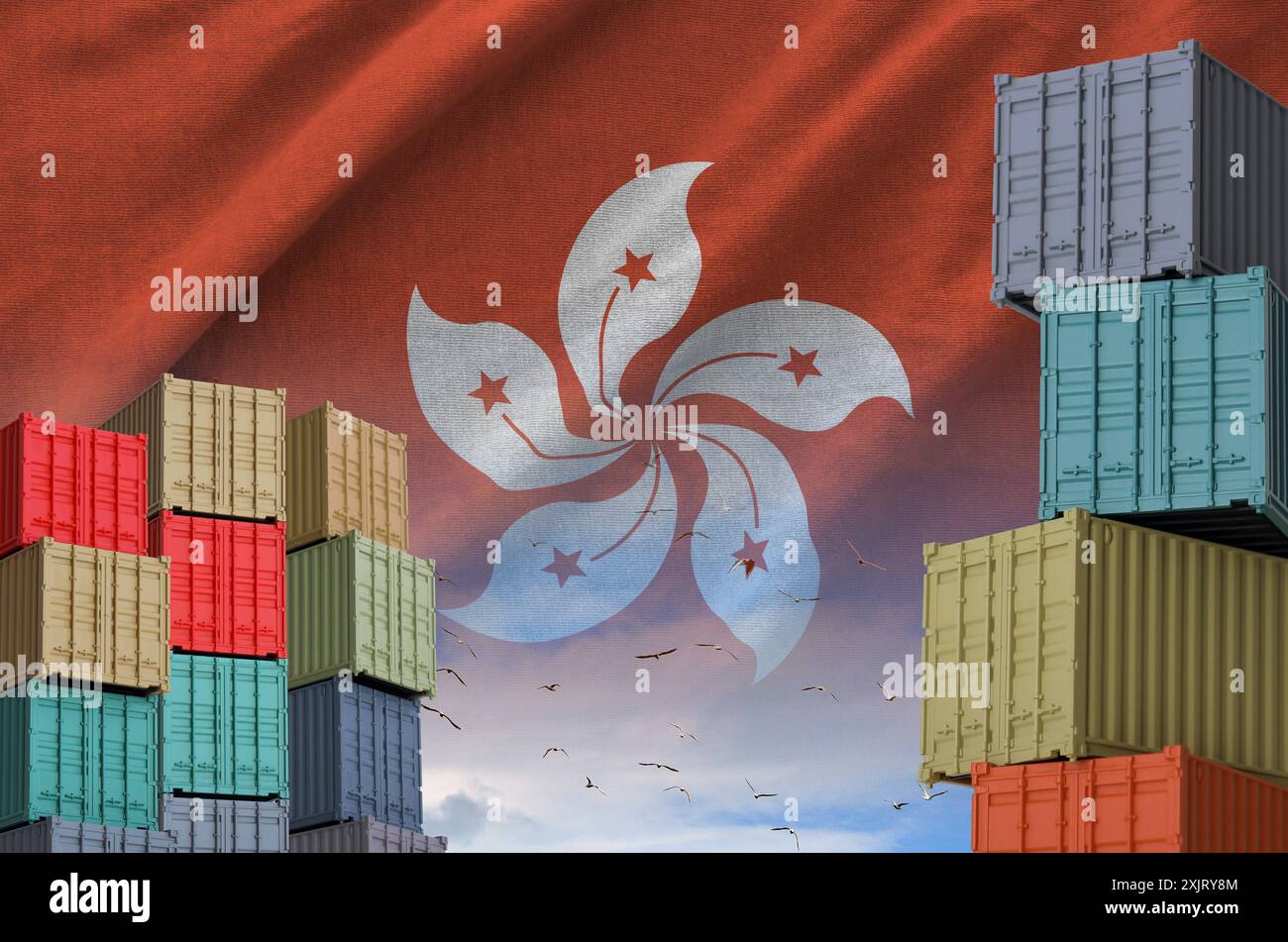 Bandiera di Hong kong e una grande pila di container per il trasporto merci in banchine con sfondo cielo in primo piano Foto Stock