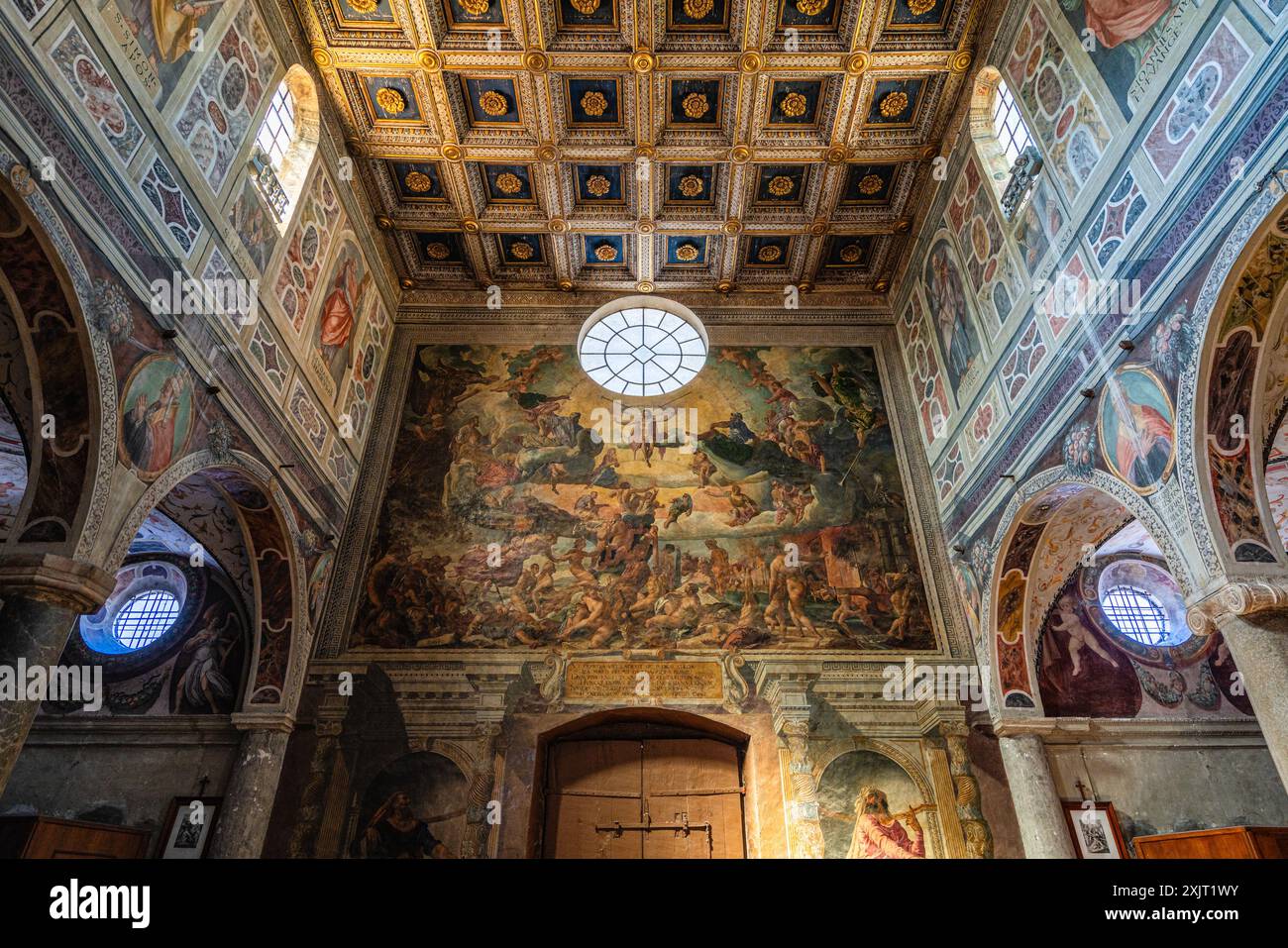 Vista interna nella meravigliosa Abbazia di Farfa, in provincia di Rieti, Lazio, Italia. Foto Stock