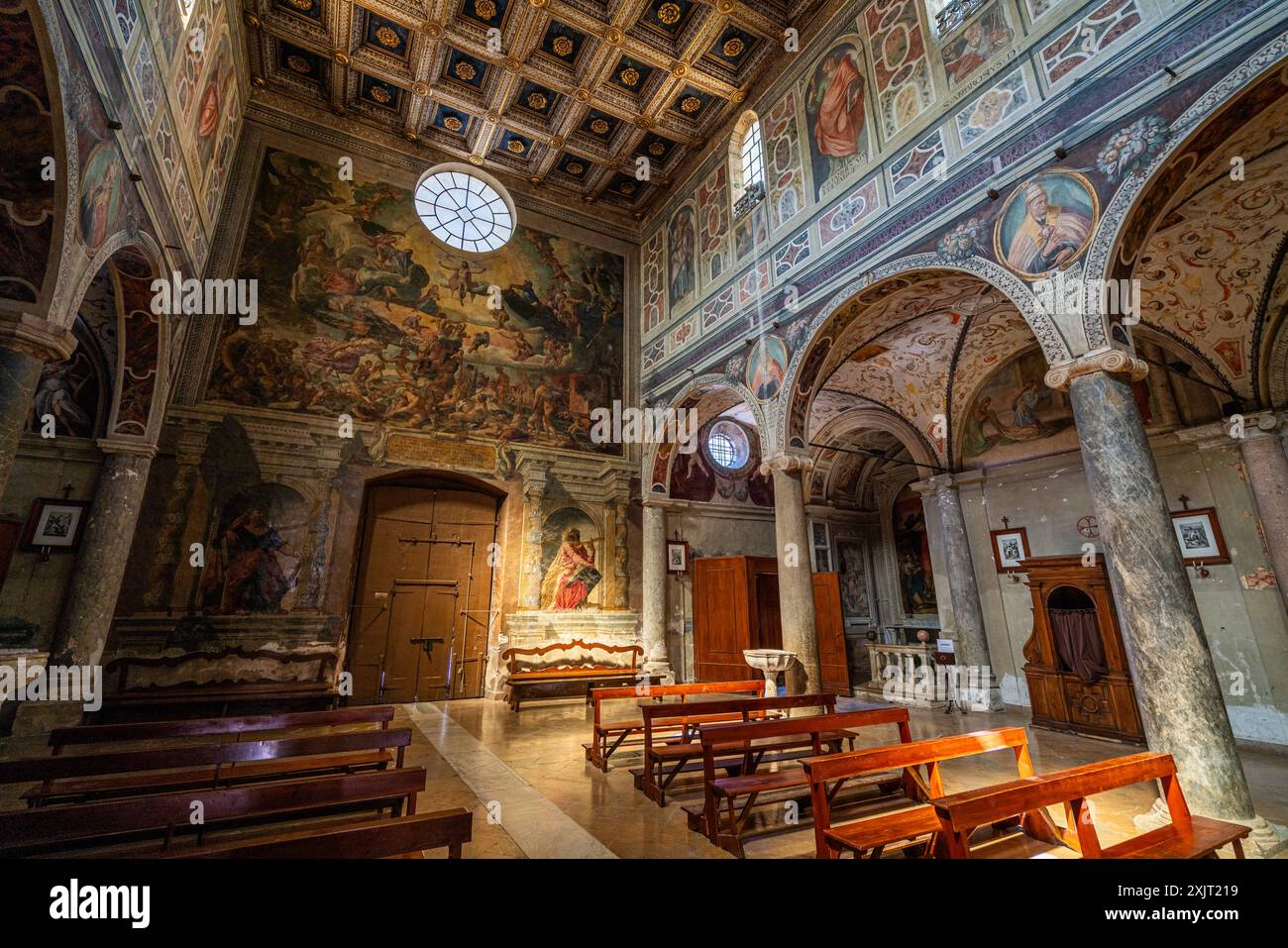 Vista interna nella meravigliosa Abbazia di Farfa, in provincia di Rieti, Lazio, Italia. Foto Stock