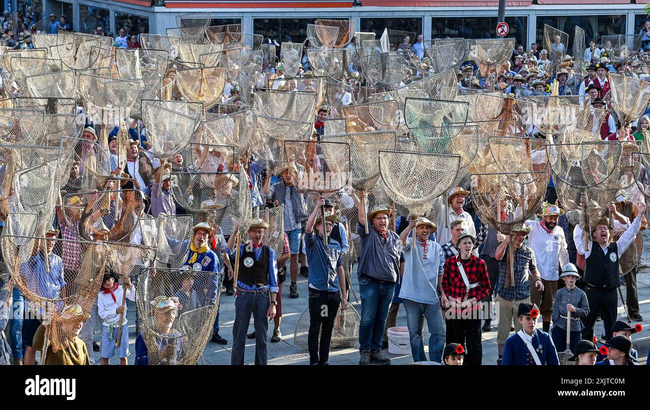 GER, Traditioneller Fischertag in Memmingen / 20.07.2024, Schrannenplatz, Memmingen, GER, Traditioneller Fischertag in Memmingen, seit 1597 findet jaehrlich der Fischertag zum Ausfischen des Memminger Stadtbaches statt. Auch dieses Jahr sprangen wieder weit ueber 1000 Teilnehmer, davon 4 Frauen, in den Memminger Stadtbach angefeuert und unterstuetzt von tausenden von Zuschauern im Bild Teilnehmer beim Fischerspruch **** GER, giornata di pesca tradizionale a Memmingen 20 07 2024, Schrannenplatz, Memmingen, Memmingen, GER, giornata di pesca tradizionale dal 1597 la giornata di pesca annuale è tenuta a fi Foto Stock