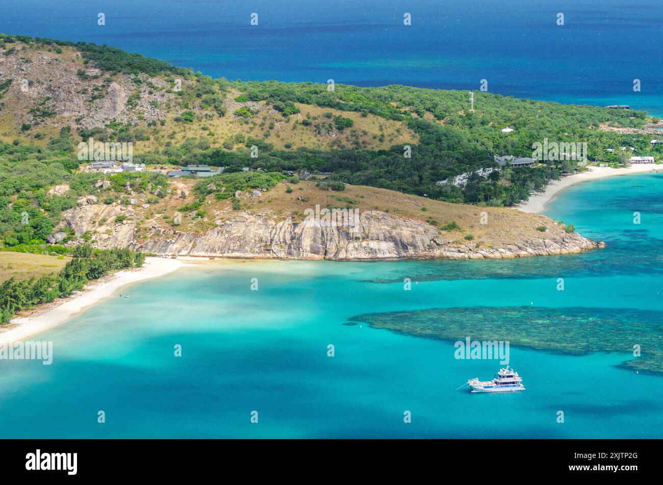 Pittoresca vista aerea sulla spiaggia di sabbia tropicale di Watsons con acqua turchese a Lizard Island, Australia. Si trova sulla grande Barriera Corallina Foto Stock