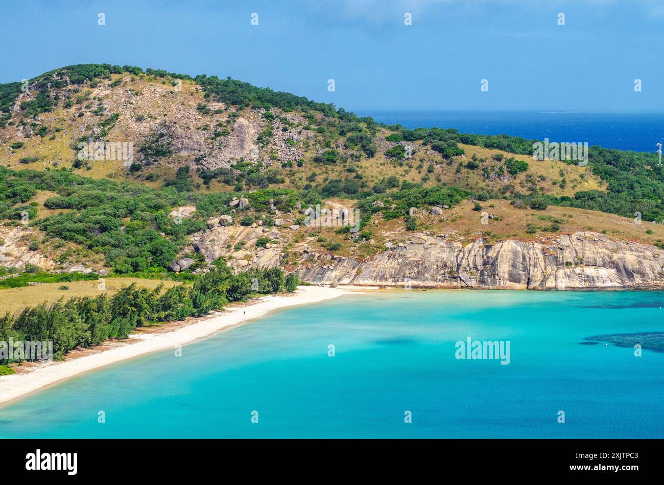 Pittoresca vista aerea sulla spiaggia di sabbia tropicale di Watsons con acqua turchese a Lizard Island, Australia. Si trova sulla grande Barriera Corallina Foto Stock