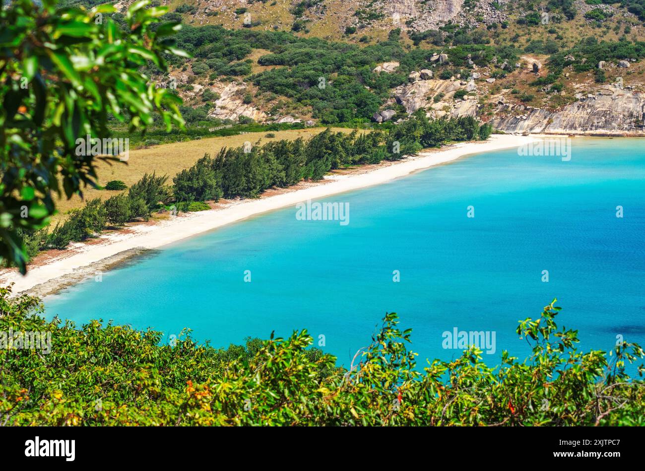 Pittoresca vista aerea sulla spiaggia di sabbia tropicale di Watsons con acqua turchese a Lizard Island, Australia. Si trova sulla grande Barriera Corallina Foto Stock