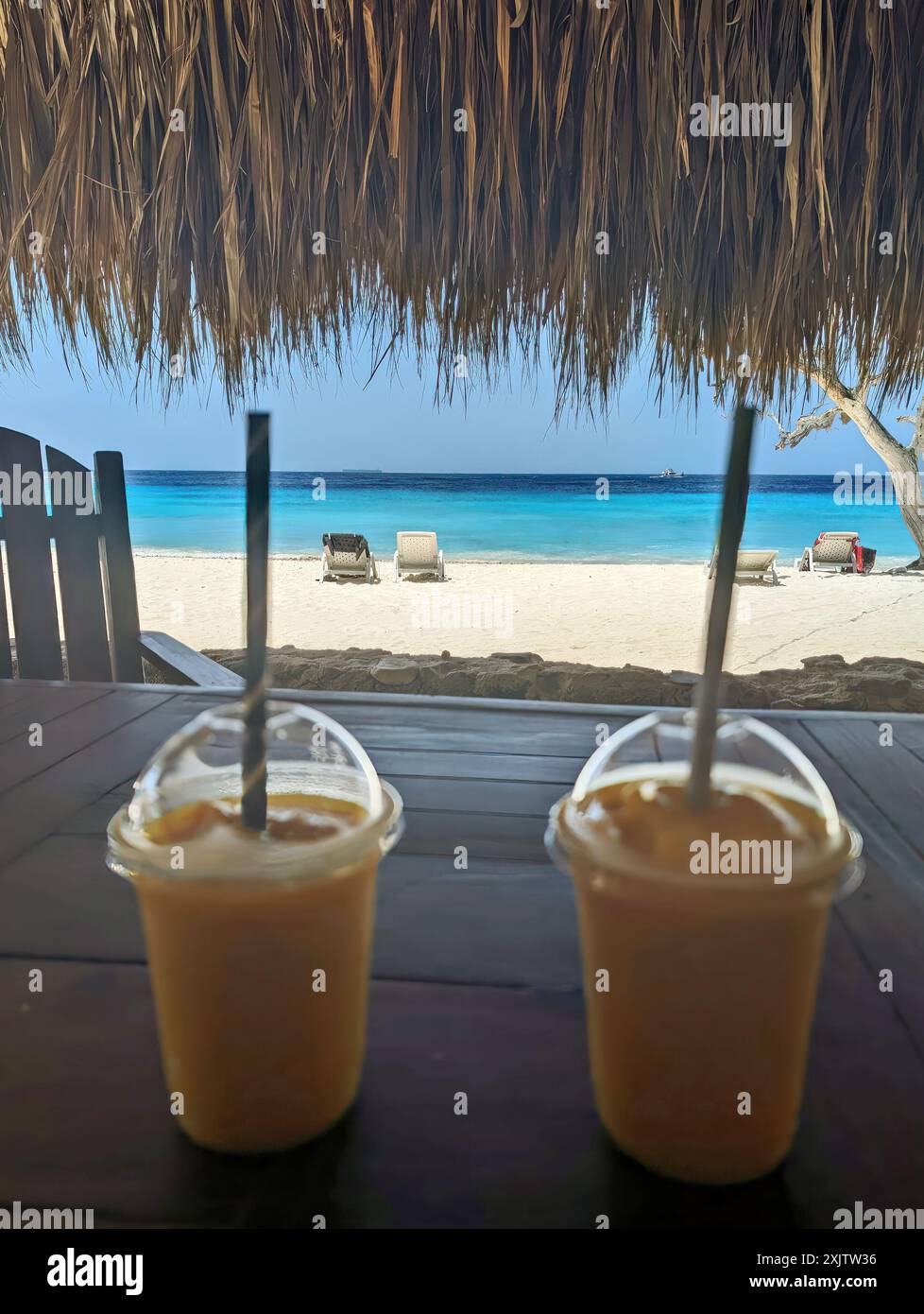 Bar sulla spiaggia con bevande affacciate sul mare sulla spiaggia di Curacao Foto Stock