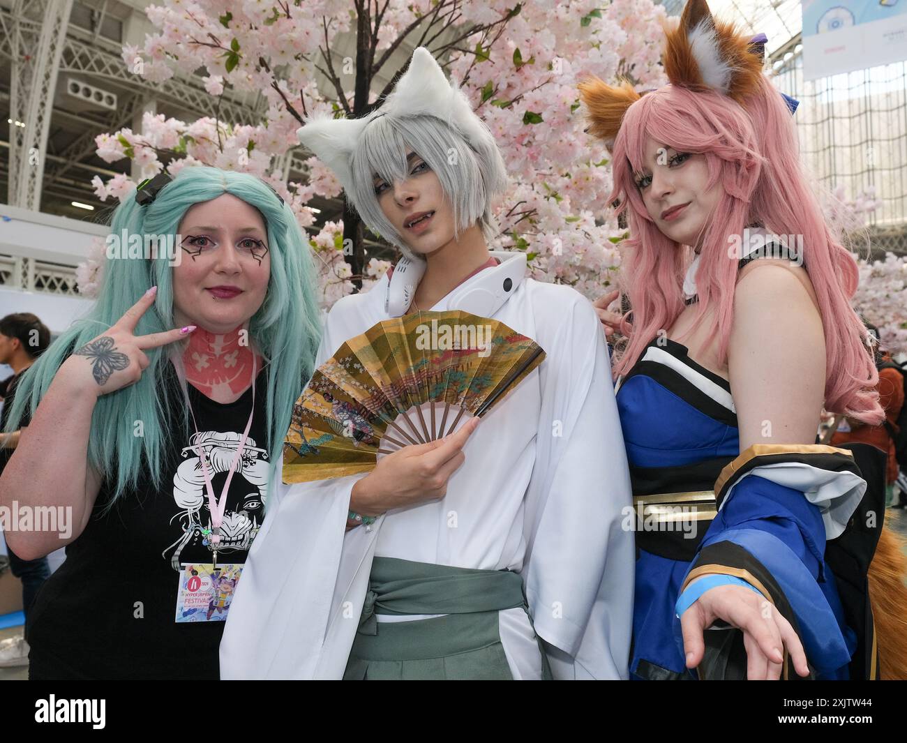 Londra, Regno Unito, 19 luglio 2024. L'Hyper Japan, tenutosi presso il Centro Espositivo Olympia, ha visto la folla venire a godersi anime, cosplay, cibo, musica, shopping e molte foto durante il primo giorno dell'evento, che si svolge dal 19 al 21 luglio. Credito: Fotografia dell'undicesima ora/Alamy Live News Foto Stock