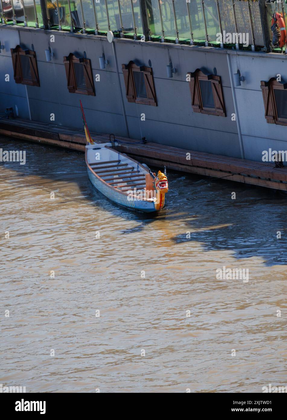 CRACOVIA, POLONIA - 2024 : Una barca sul fiume Vistola. Foto Stock