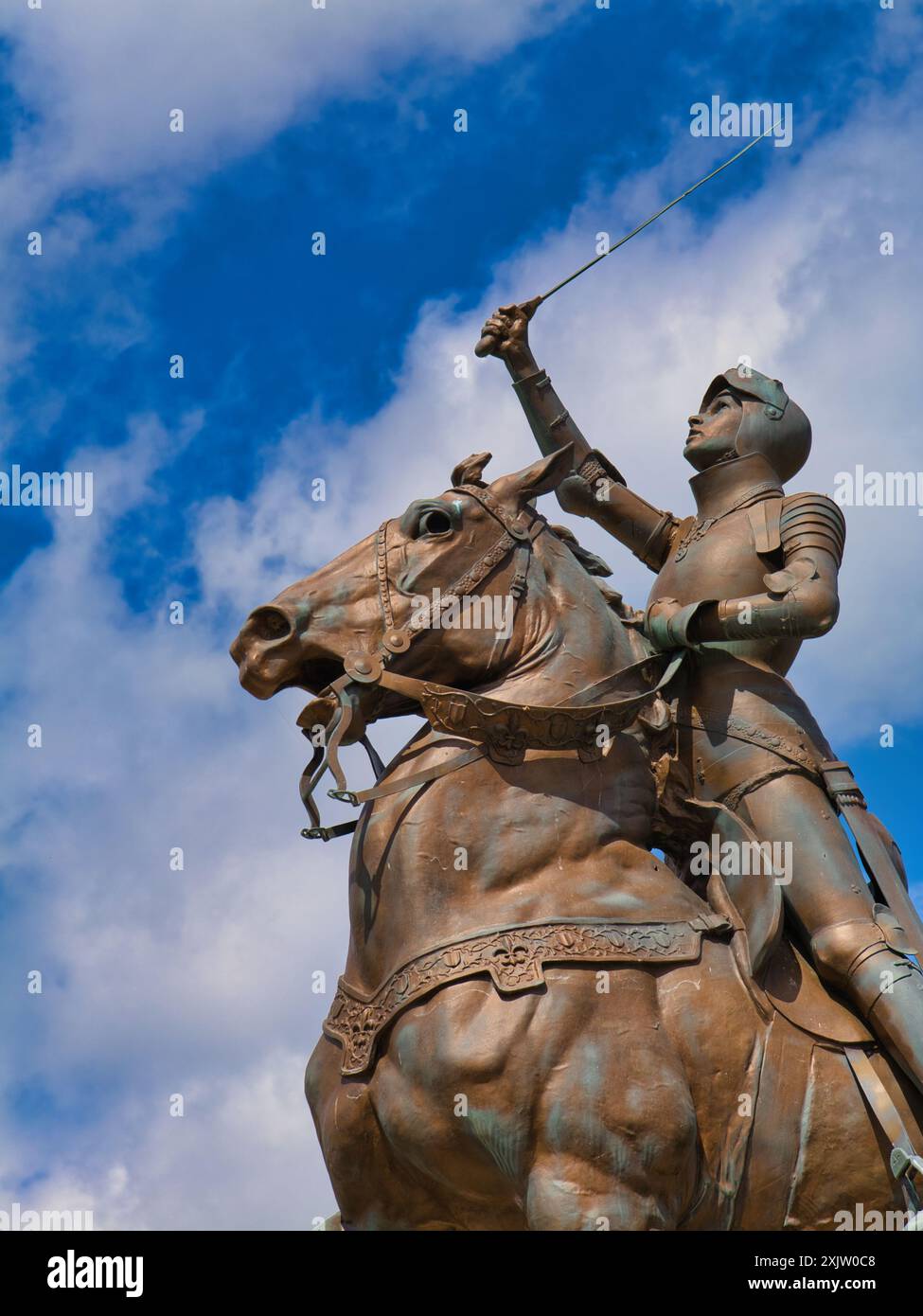 Blois, Francia - 26 aprile 24: Primo piano della grande statua di bronzo di Giovanna d'Arco a Blois sulle rive della Loira in Francia. TA Foto Stock