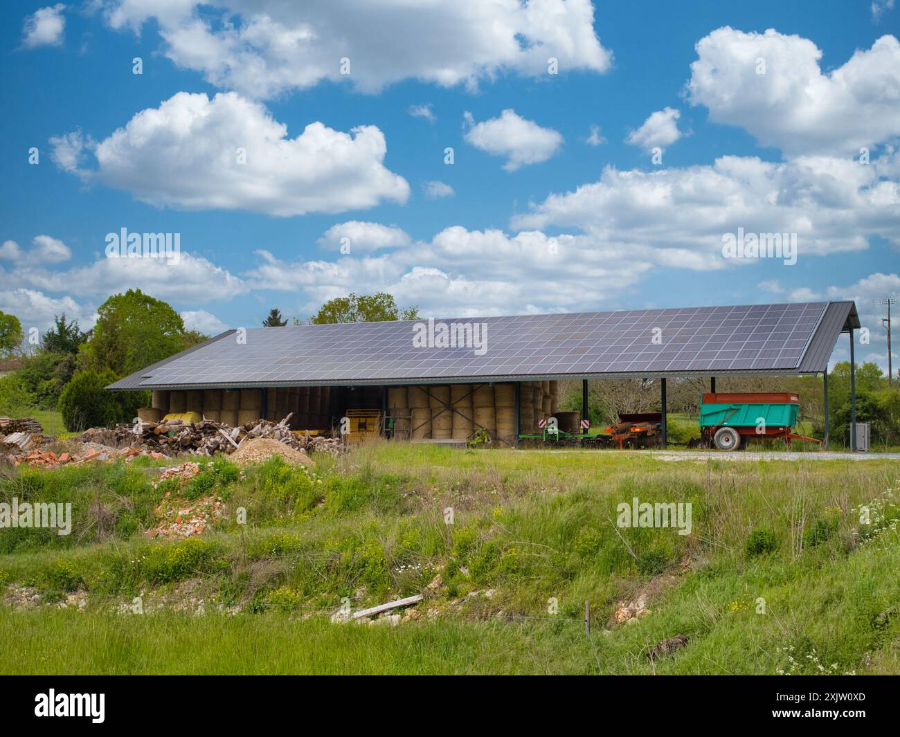 Dordogna, Francia - aprile 30 2024: Pannelli solari che coprono il tetto di un edificio agricolo aperto nella regione rurale della Dordogna. Preso da un sole Foto Stock