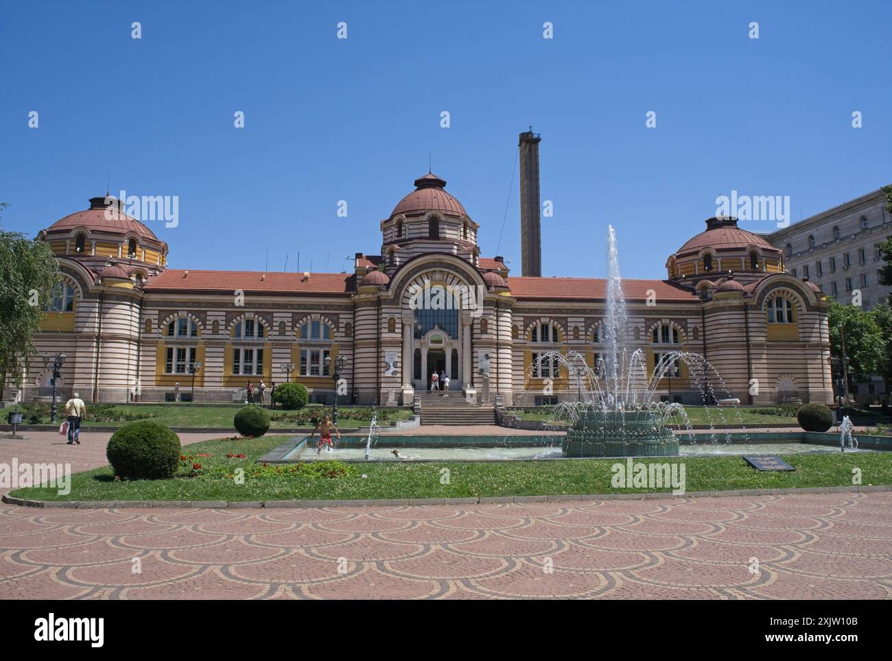 Sofia, Bulgaria - 7 luglio 2024: Museo regionale di storia di Sofia. Gente che cammina nell'antica Serdica. Strade ed edifici. Stile di vita nell'area urbana Foto Stock