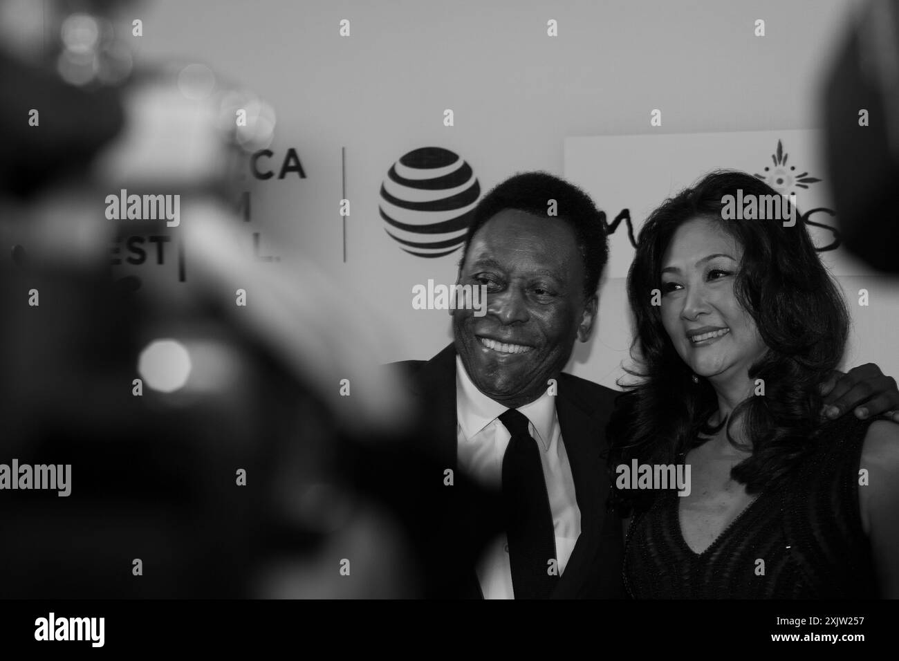23 aprile 2016 - New York City, USA: La leggenda del calcio Pele of Brazil e sua moglie marcia Aoki camminano sul tappeto rosso durante il 15° Tribeca Film Festiv Foto Stock