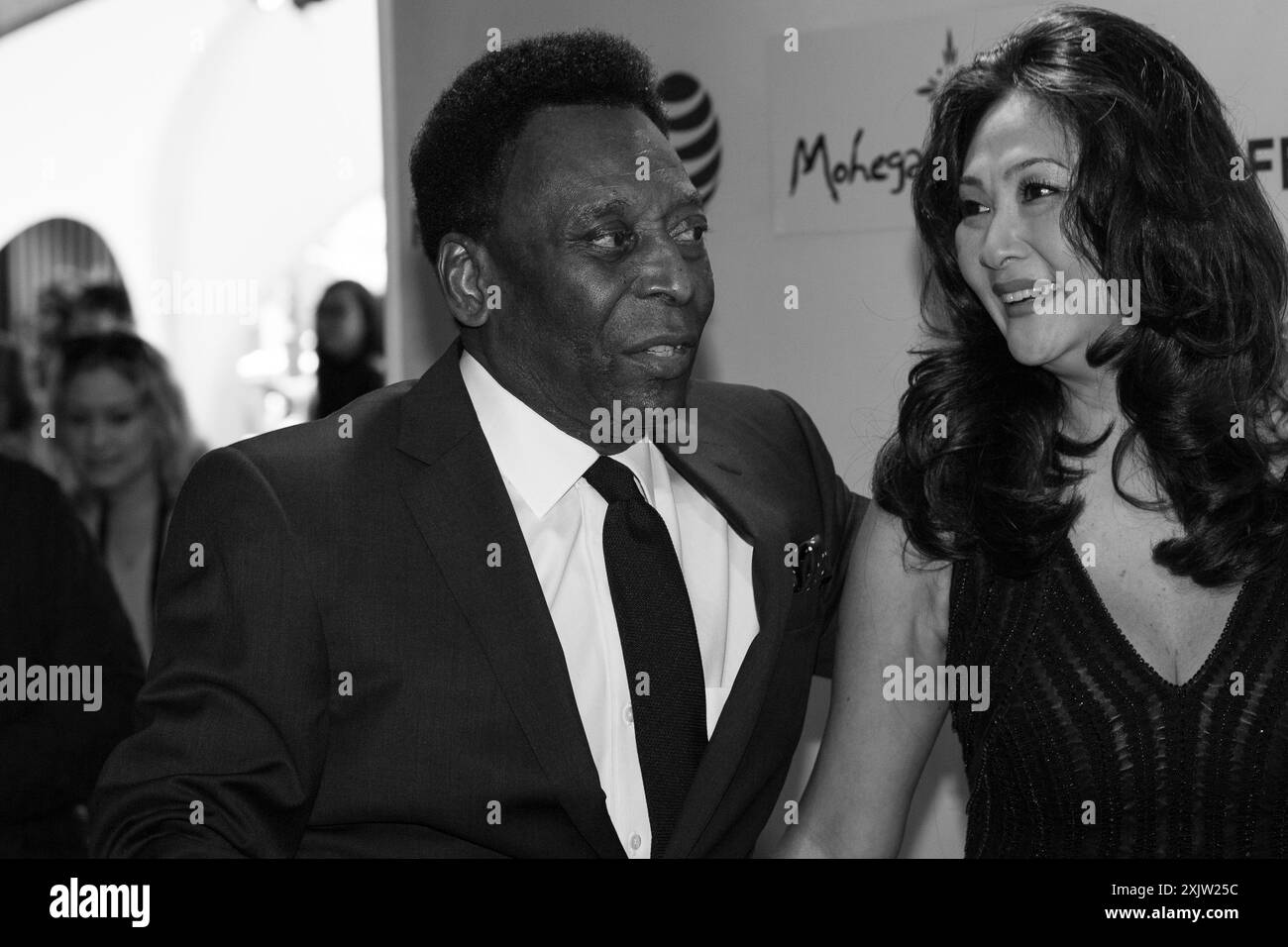 23 aprile 2016 - New York City, USA: La leggenda del calcio Pele of Brazil e sua moglie marcia Aoki camminano sul tappeto rosso durante il 15° Tribeca Film Festiv Foto Stock