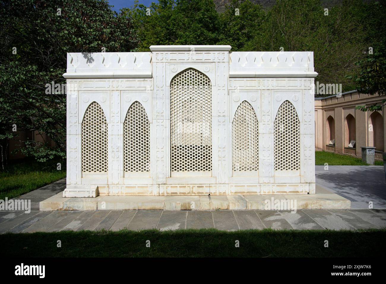 La tomba dell'imperatore Moghul Babur, fondatore della dinastia Moghul dell'India settentrionale, si trova nel Giardino di Babur (Bagh-e Babur) Kabul, Afghanistan. Foto Stock