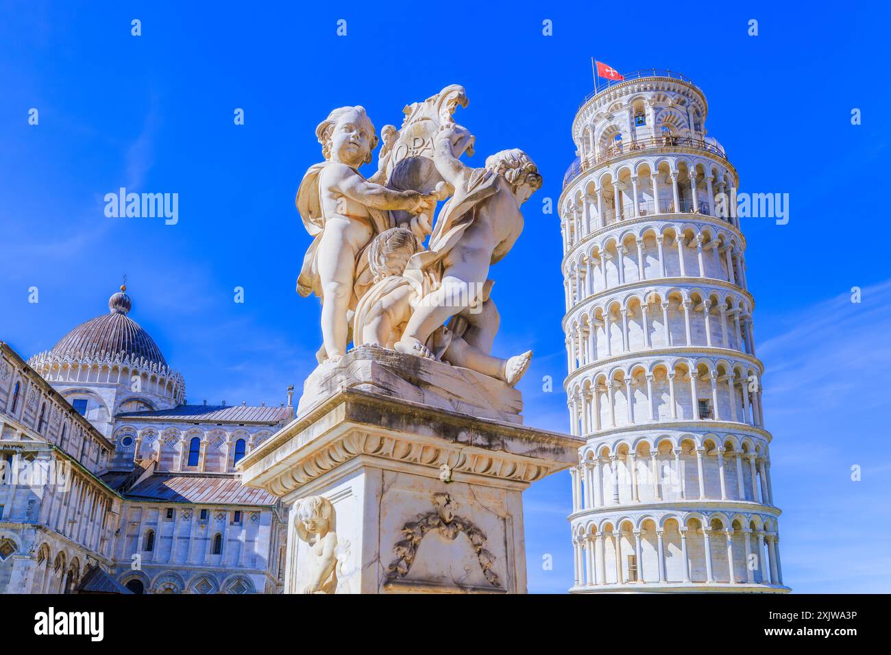 Pisa, Italia. Il Duomo di Pisa, la fontana con angeli e la Torre Pendente di Pisa in Piazza dei Miracoli. Foto Stock