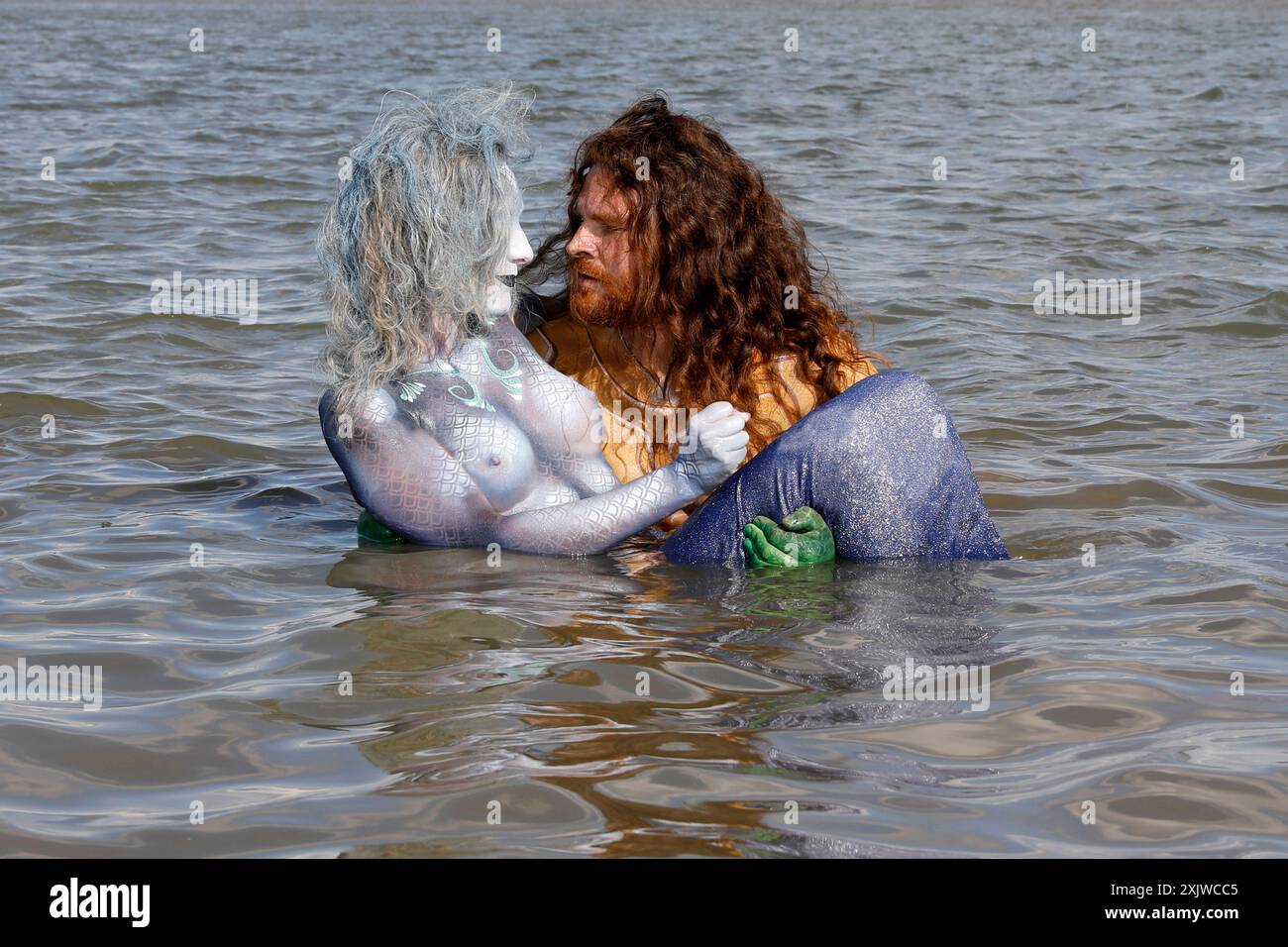 GEEK ART - Bodypainting e Transformaking: Aquaman und Nixe Photoshooting mit grave Artist und Janina am Jadebusen a Wilhelmshaven. - Ein Projekt des Fotografen Tschiponnique Skupin und des Bodypainters und Transformakers Enrico Lein *** GEEK ART Bodypainting and Transformaking Aquaman and Mermaid Photoshoot con grave Artist e Janina al Jadebusen di Wilhelmshaven Un progetto del fotografo Tschiponnique Skupin e bodypainter e trasformatore Enrico Lein foto:XT.xSkupinx/Imagxex 4710 Foto Stock