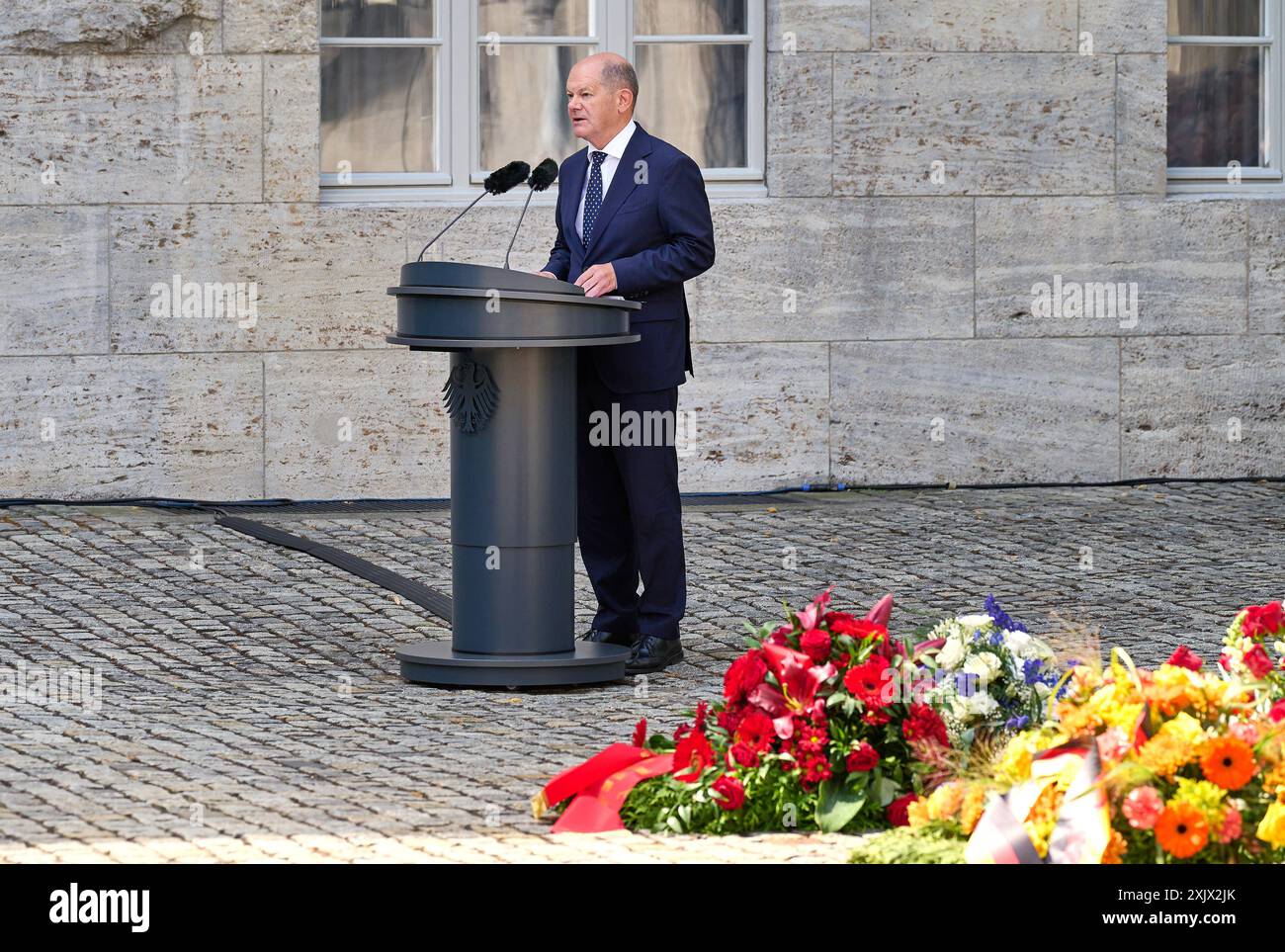 An das gescheiterte Attentat auf Adolf Hitler, 20 anni. Juli 1944 ist am Samstag 20.07.2024 mit einer Gedenkveranstaltung im Berliner Bendlerblock erinnert worden. Bundeskanzler Olaf Scholz SPD, foto Rief in Seiner Rede zum 80. Jahrestag des Umsturzversuchs die Verantwortung jedes Einzelnen ueür die Verteidigung von Demokratie und Rechtsstaatlichkeit ins Gedaechtnis. Spitzenvertreter des Staates wie Bundespraesident Frank-Walter Steinmeier, Bundestagspraesidentin Baerbel Bärbel Bas und Bundesratspraesidentin Manuela Schwesig beide SPD legten Kraenze an der stelle nieder, an der Claus Schenk Graf Foto Stock