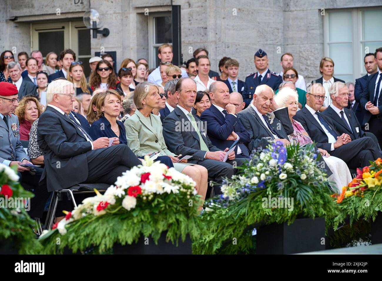 An das gescheiterte Attentat auf Adolf Hitler, 20 anni. Juli 1944 ist am Samstag 20.07.2024 mit einer Gedenkveranstaltung im Berliner Bendlerblock erinnert worden. Bundeskanzler Olaf Scholz SPD Rief in Seiner Rede zum 80. Jahrestag des Umsturzversuchs die Verantwortung jedes Einzelnen ueür die Verteidigung von Demokratie und Rechtsstaatlichkeit ins Gedaechtnis. Spitzenvertreter des Staates wie Bundespraesident Frank-Walter Steinmeier, Bundestagspraesidentin Baerbel Bärbel Bas und Bundesratspraesidentin Manuela Schwesig beide SPD legten Kraenze an der stelle nieder, an der Claus Schenk Graf von St Foto Stock