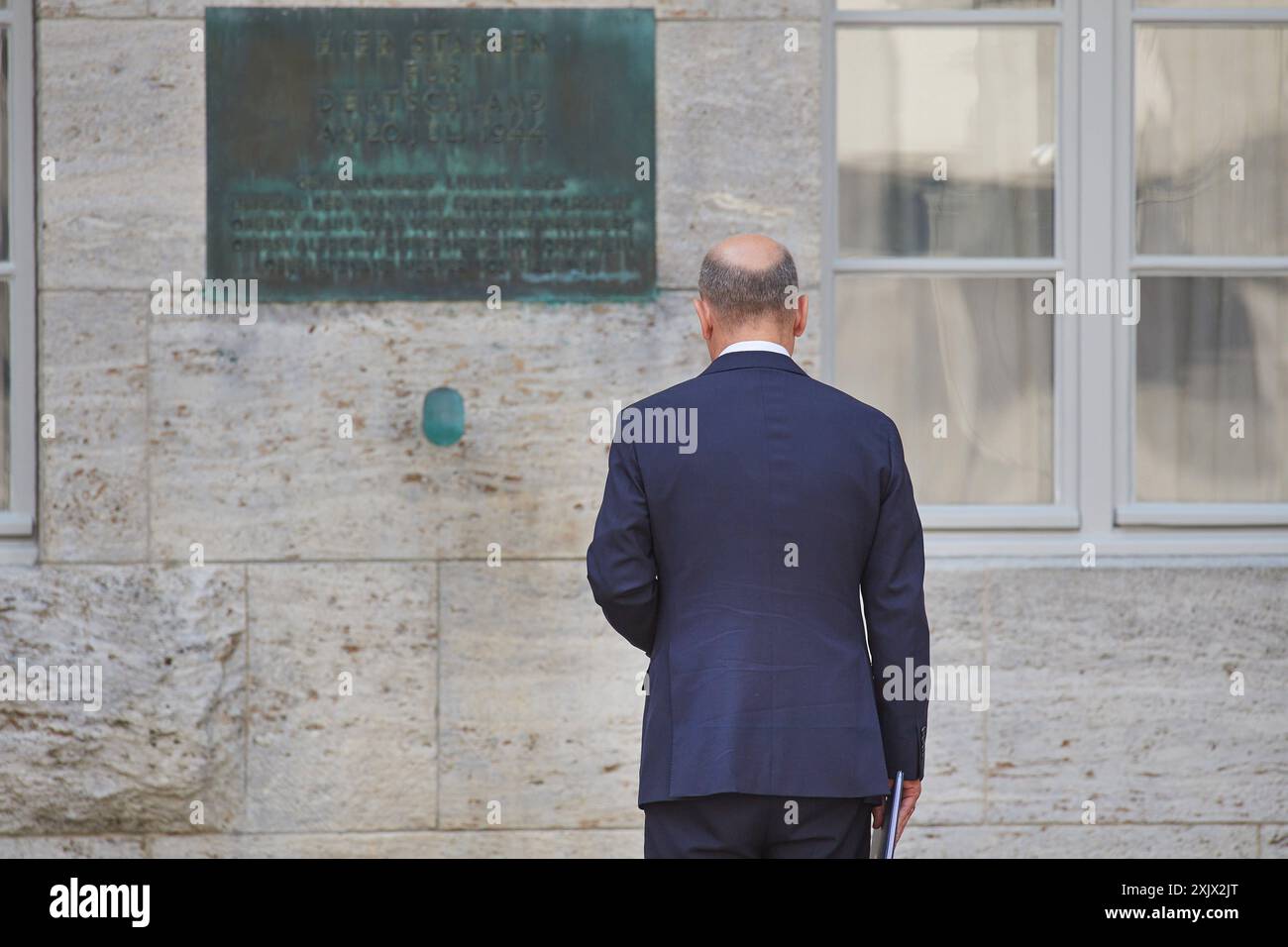 An das gescheiterte Attentat auf Adolf Hitler, 20 anni. Juli 1944 ist am Samstag 20.07.2024 mit einer Gedenkveranstaltung im Berliner Bendlerblock erinnert worden. Bundeskanzler Olaf Scholz SPD, foto vor der Gedenktafel Rief in Seiner Rede zum 80. Jahrestag des Umsturzversuchs die Verantwortung jedes Einzelnen ueür die Verteidigung von Demokratie und Rechtsstaatlichkeit ins Gedaechtnis. Spitzenvertreter des Staates wie Bundespraesident Frank-Walter Steinmeier, Bundestagspraesidentin Baerbel Bärbel Bas und Bundesratspraesidentin Manuela Schwesig beide SPD legten Kraenze an der stelle nieder, an de Foto Stock