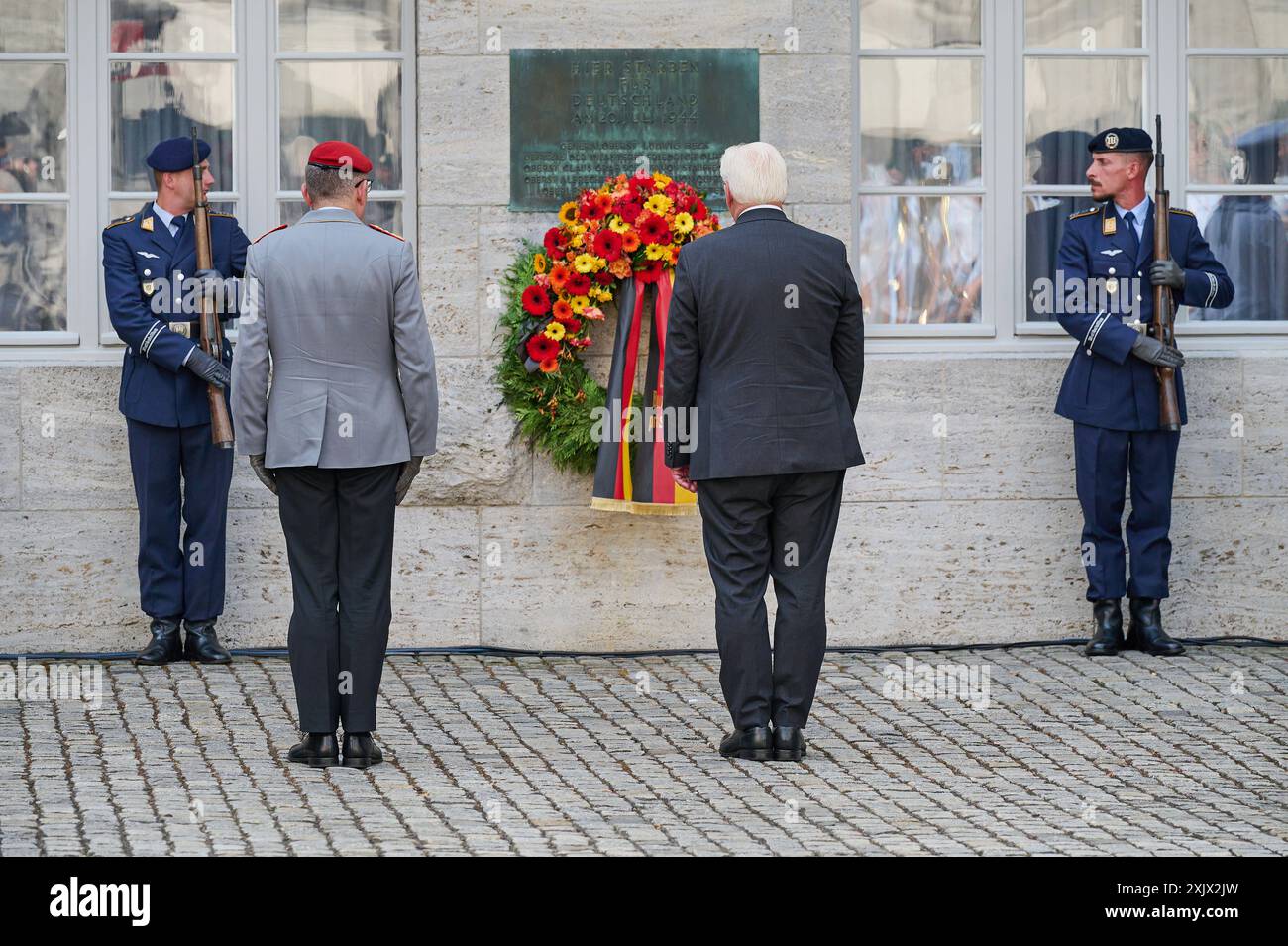 An das gescheiterte Attentat auf Adolf Hitler, 20 anni. Juli 1944 ist am Samstag 20.07.2024 mit einer Gedenkveranstaltung im Berliner Bendlerblock erinnert worden. Bundeskanzler Olaf Scholz SPD Rief in Seiner Rede zum 80. Jahrestag des Umsturzversuchs die Verantwortung jedes Einzelnen ueür die Verteidigung von Demokratie und Rechtsstaatlichkeit ins Gedaechtnis. Spitzenvertreter des Staates wie Bundespraesident Frank-Walter Steinmeier M., vor der Gedenktafel, Bundestagspraesidentin Baerbel Bärbel Bas und Bundesratspraesidentin Manuela Schwesig beide SPD legten Kraenze an der stelle nieder, an der Foto Stock