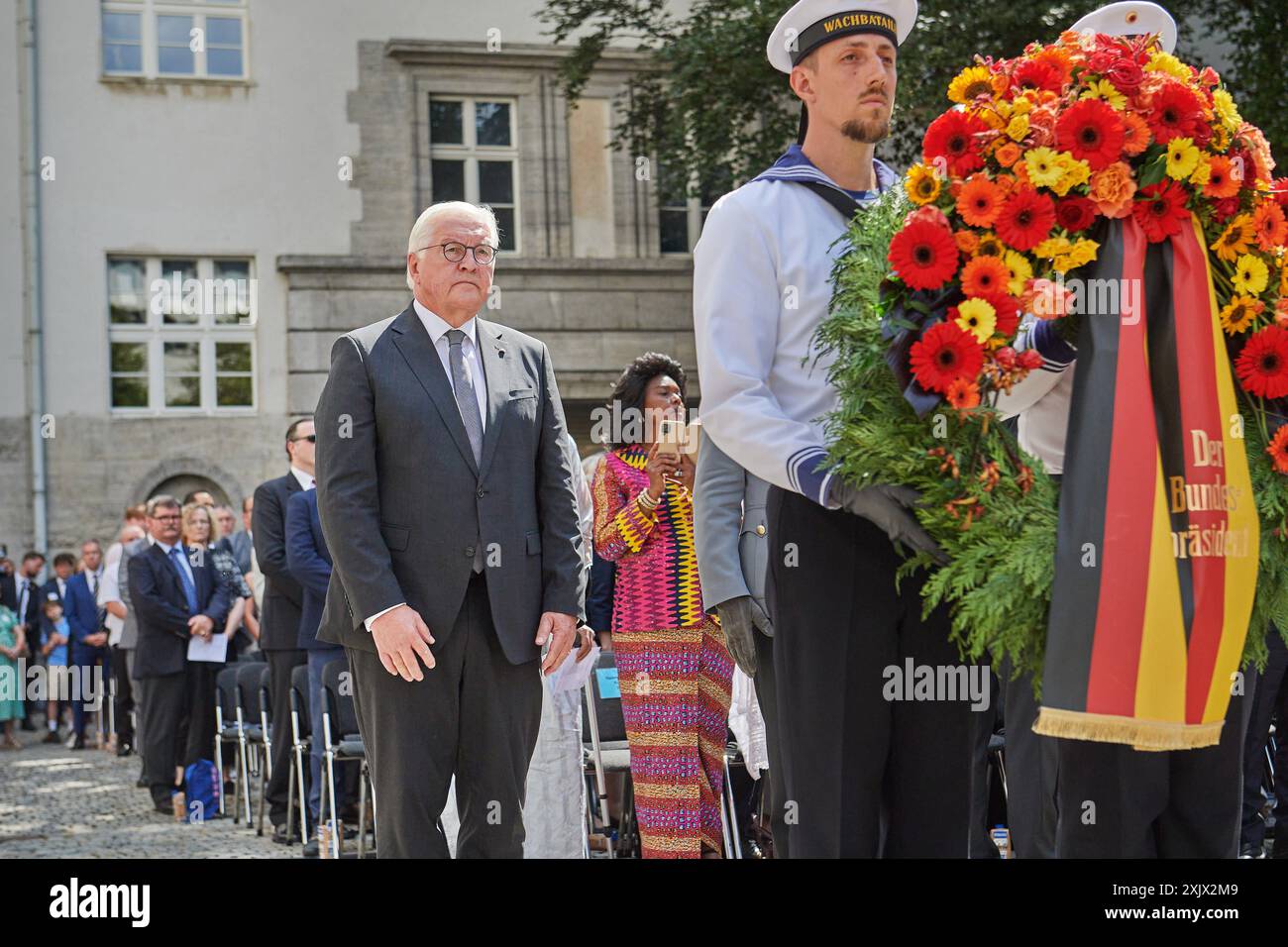 An das gescheiterte Attentat auf Adolf Hitler, 20 anni. Juli 1944 ist am Samstag 20.07.2024 mit einer Gedenkveranstaltung im Berliner Bendlerblock erinnert worden. Bundeskanzler Olaf Scholz SPD Rief in Seiner Rede zum 80. Jahrestag des Umsturzversuchs die Verantwortung jedes Einzelnen ueür die Verteidigung von Demokratie und Rechtsstaatlichkeit ins Gedaechtnis. Spitzenvertreter des Staates wie Bundespraesident Frank-Walter Steinmeier foto, Bundestagspraesidentin Baerbel Bärbel Bas und Bundesratspraesidentin Manuela Schwesig beide SPD legten Kraenze an der stelle nieder, an der Claus Schenk Graf V Foto Stock