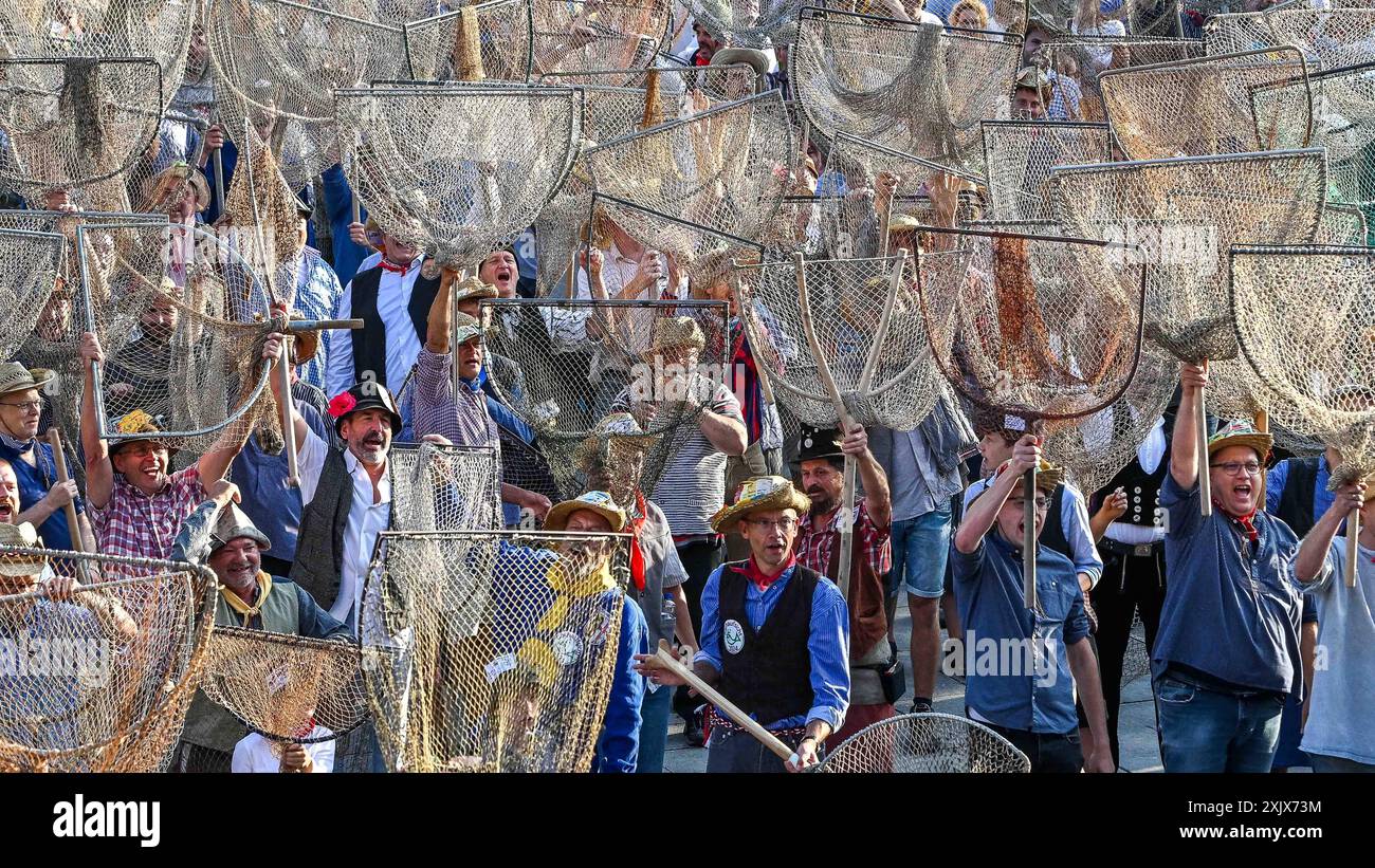 GER, Traditioneller Fischertag in Memmingen / 20.07.2024, Schrannenplatz, Memmingen, GER, Traditioneller Fischertag in Memmingen, seit 1597 findet jaehrlich der Fischertag zum Ausfischen des Memminger Stadtbaches statt. Auch dieses Jahr sprangen wieder weit ueber 1000 Teilnehmer, davon 4 Frauen, in den Memminger Stadtbach angefeuert und unterstuetzt von tausenden von Zuschauern im Bild Fischer beim Fischerspruch **** GER, Festa tradizionale dei pescatori a Memmingen 20 07 2024, Schrannenplatz, Memmingen, GER, Memmingen, GER, Memmingen, Festa tradizionale dei pescatori tradizionali dal 1597 si tiene annualmente il Fishermens Day Foto Stock