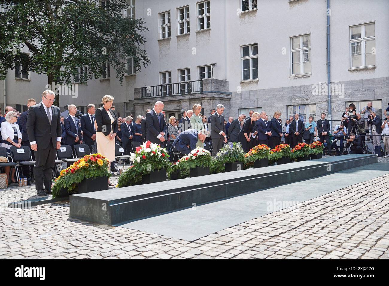 An das gescheiterte Attentat auf Adolf Hitler, 20 anni. Juli 1944 ist am Samstag 20.07.2024 mit einer Gedenkveranstaltung im Berliner Bendlerblock erinnert worden. Bundeskanzler Olaf Scholz SPD Rief in Seiner Rede zum 80. Jahrestag des Umsturzversuchs die Verantwortung jedes Einzelnen ueür die Verteidigung von Demokratie und Rechtsstaatlichkeit ins Gedaechtnis. Spitzenvertreter des Staates wie Bundespraesident Frank-Walter Steinmeier M., vor der Gedenktafel, Bundestagspraesidentin Baerbel Bärbel Bas und Bundesratspraesidentin Manuela Schwesig beide SPD legten Kraenze an der stelle nieder, an der Foto Stock