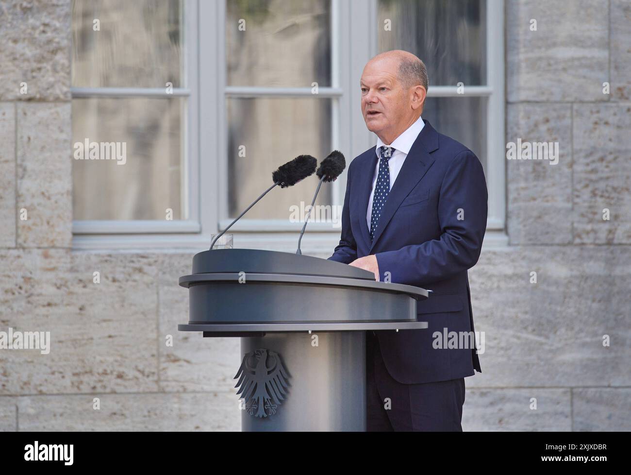 An das gescheiterte Attentat auf Adolf Hitler, 20 anni. Juli 1944 ist am Samstag 20.07.2024 mit einer Gedenkveranstaltung im Berliner Bendlerblock erinnert worden. Bundeskanzler Olaf Scholz SPD, foto Rief in Seiner Rede zum 80. Jahrestag des Umsturzversuchs die Verantwortung jedes Einzelnen ueür die Verteidigung von Demokratie und Rechtsstaatlichkeit ins Gedaechtnis. Spitzenvertreter des Staates wie Bundespraesident Frank-Walter Steinmeier, Bundestagspraesidentin Baerbel Bärbel Bas und Bundesratspraesidentin Manuela Schwesig beide SPD legten Kraenze an der stelle nieder, an der Claus Schenk Graf Foto Stock