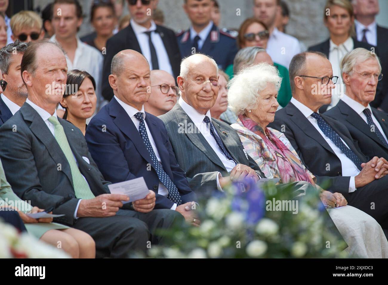An das gescheiterte Attentat auf Adolf Hitler, 20 anni. Juli 1944 ist am Samstag 20.07.2024 mit einer Gedenkveranstaltung im Berliner Bendlerblock erinnert worden. Bundeskanzler Olaf Scholz SPD Rief in Seiner Rede zum 80. Jahrestag des Umsturzversuchs die Verantwortung jedes Einzelnen ueür die Verteidigung von Demokratie und Rechtsstaatlichkeit ins Gedaechtnis. Spitzenvertreter des Staates wie Bundespraesident Frank-Walter Steinmeier, Bundestagspraesidentin Baerbel Bärbel Bas und Bundesratspraesidentin Manuela Schwesig beide SPD legten Kraenze an der stelle nieder, an der Claus Schenk Graf von St Foto Stock